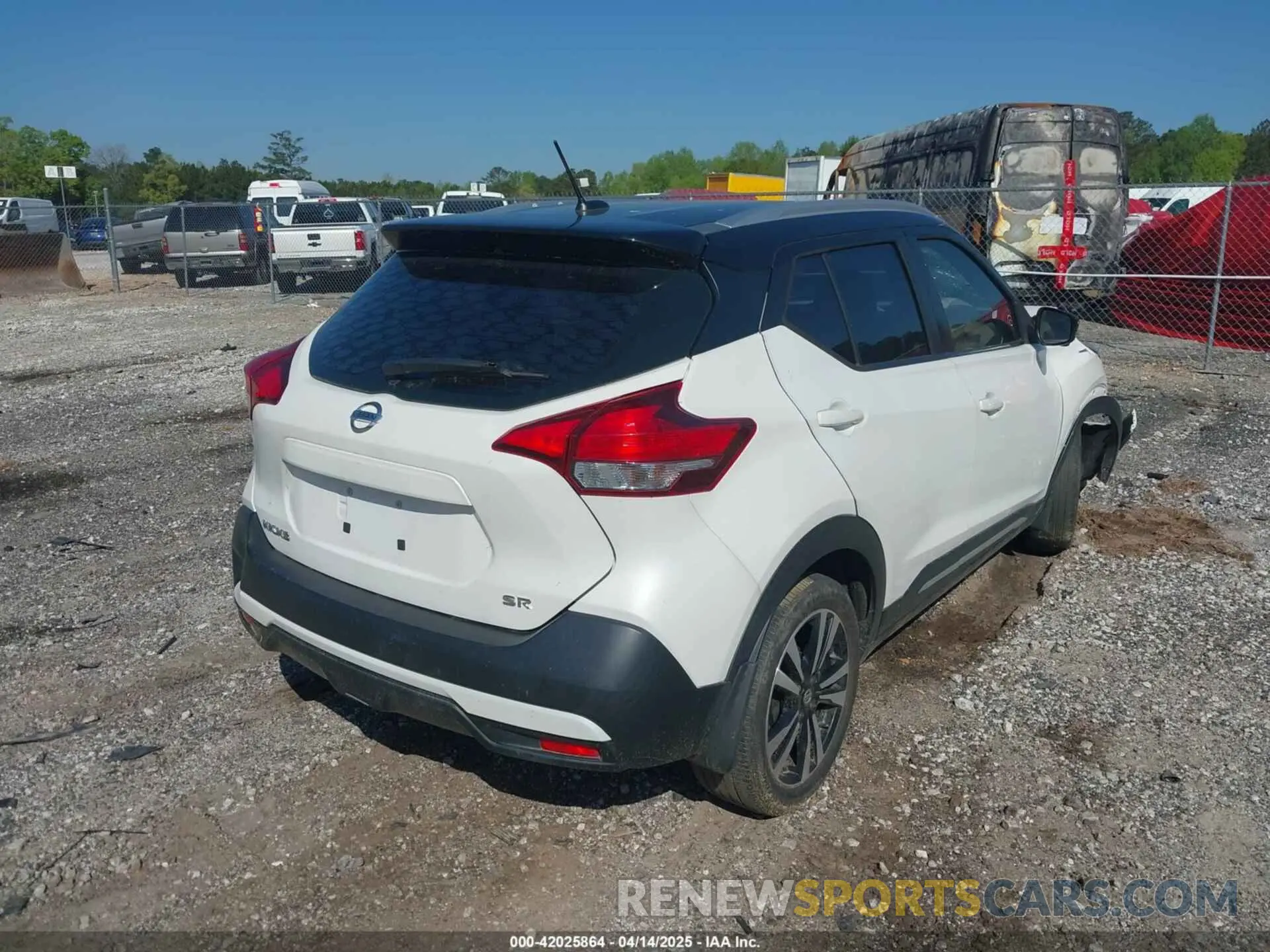 4 Photograph of a damaged car 3N1CP5CU4KL501860 NISSAN KICKS 2019