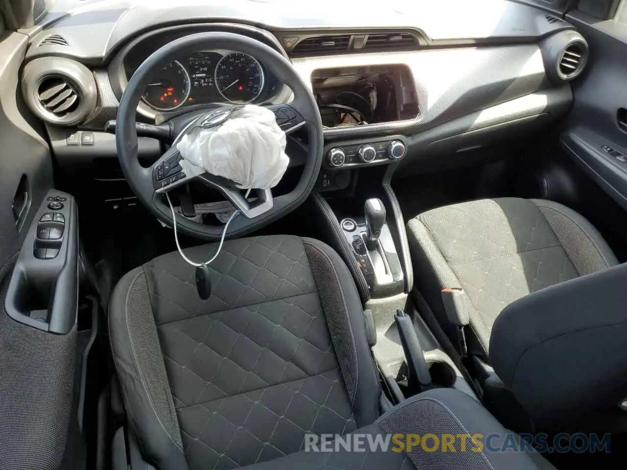 8 Photograph of a damaged car 3N1CP5CU4KL540951 NISSAN KICKS 2019