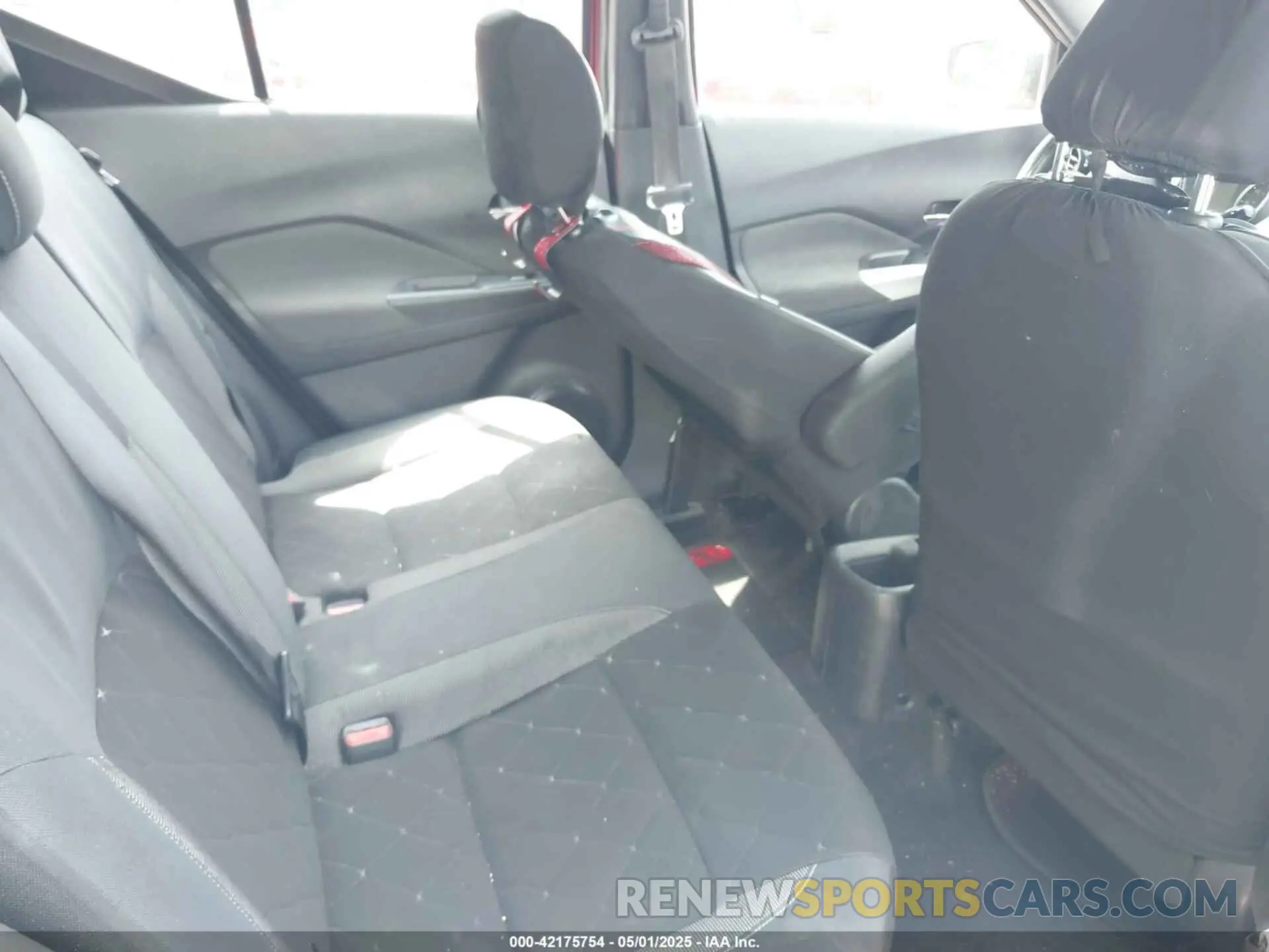 8 Photograph of a damaged car 3N1CP5CU4KL550315 NISSAN KICKS 2019