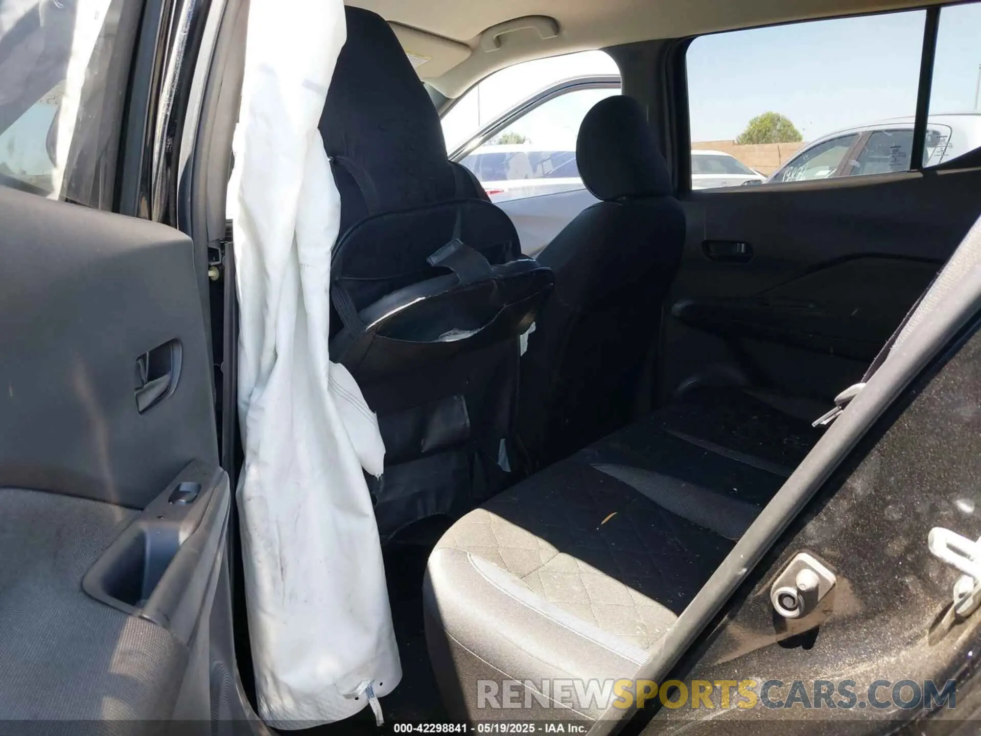 8 Photograph of a damaged car 3N1CP5CU5KL481294 NISSAN KICKS 2019