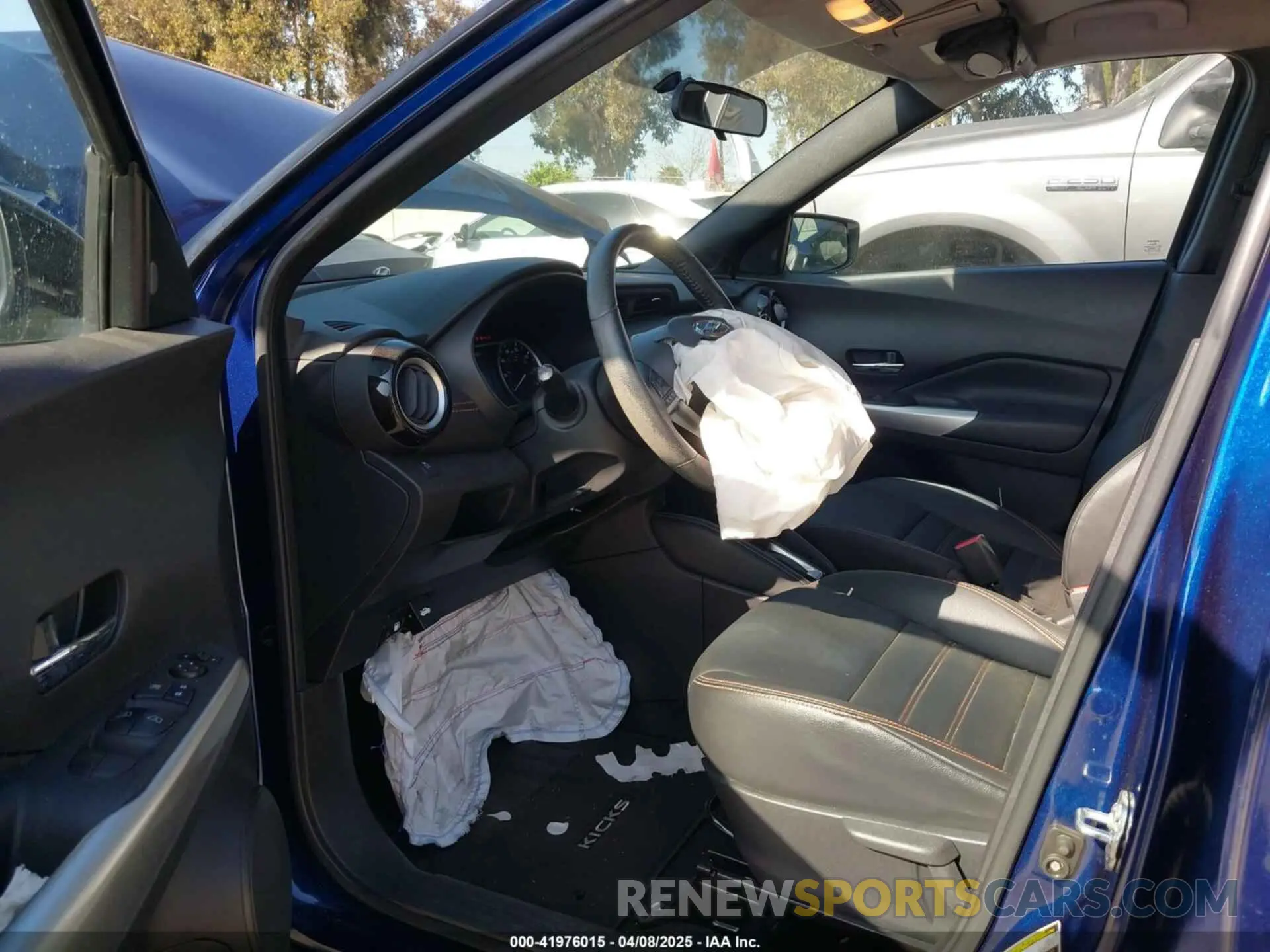19 Photograph of a damaged car 3N1CP5CU5KL517856 NISSAN KICKS 2019