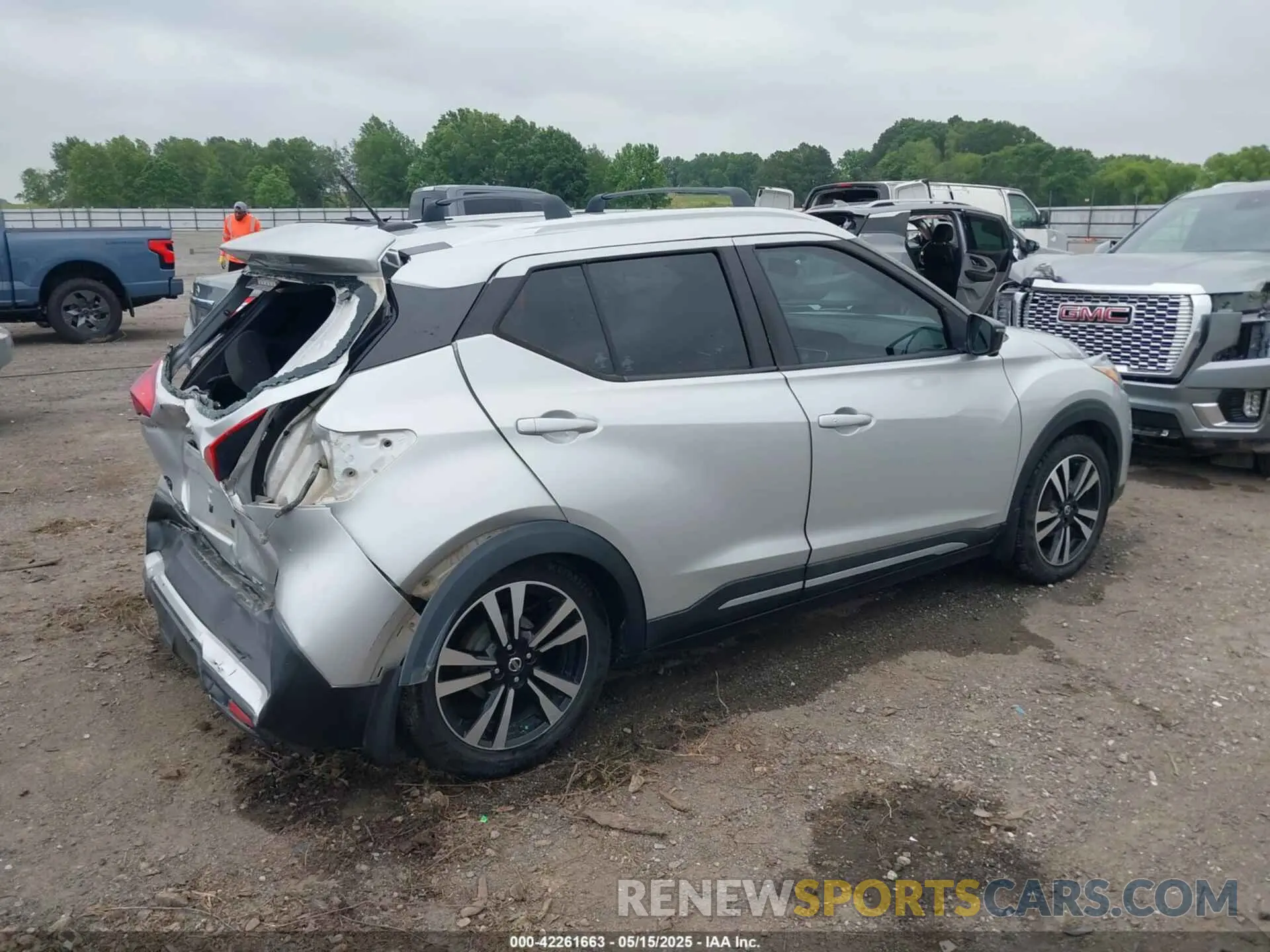 4 Photograph of a damaged car 3N1CP5CU6KL528820 NISSAN KICKS 2019