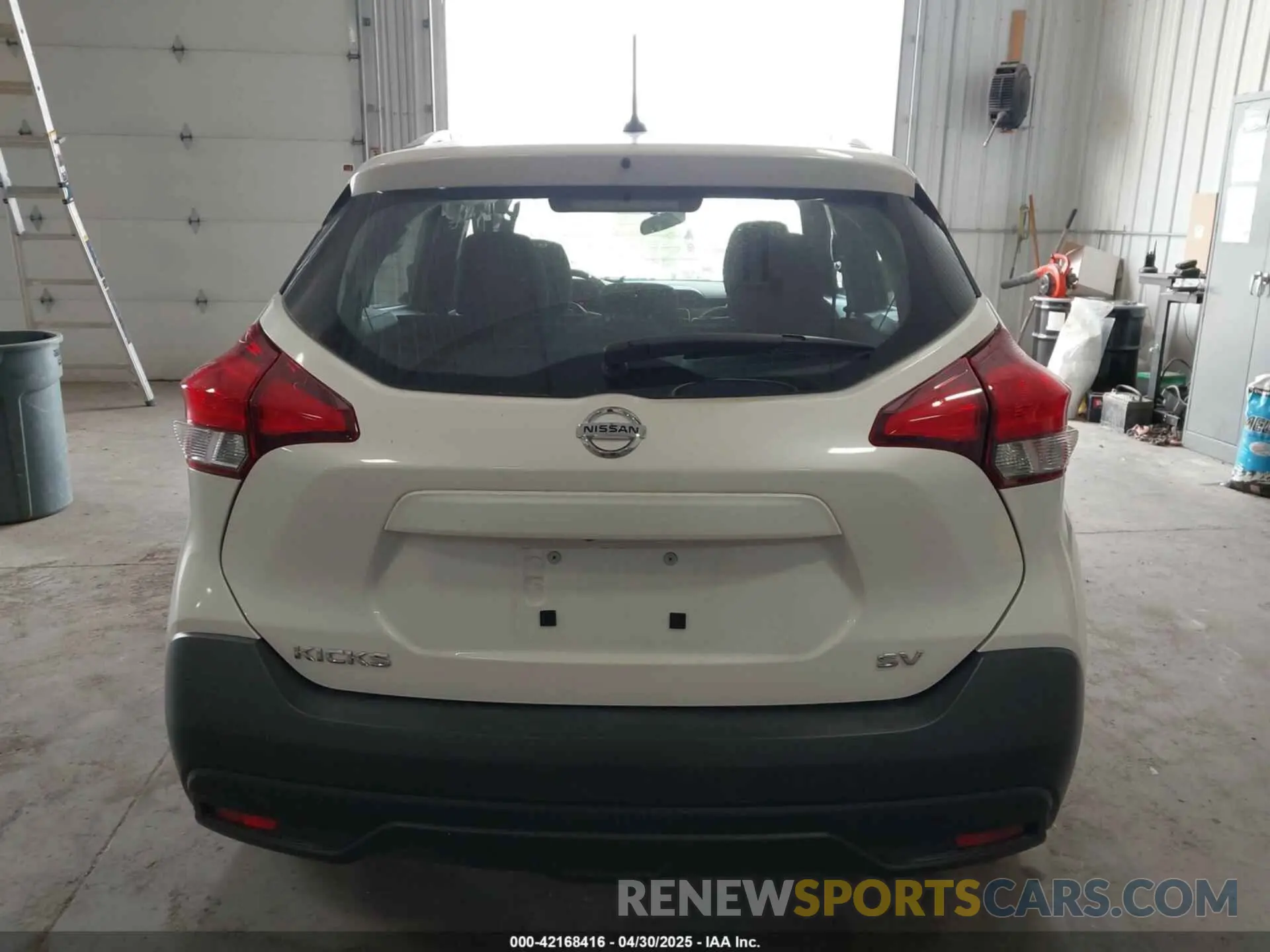 16 Photograph of a damaged car 3N1CP5CU7KL498307 NISSAN KICKS 2019