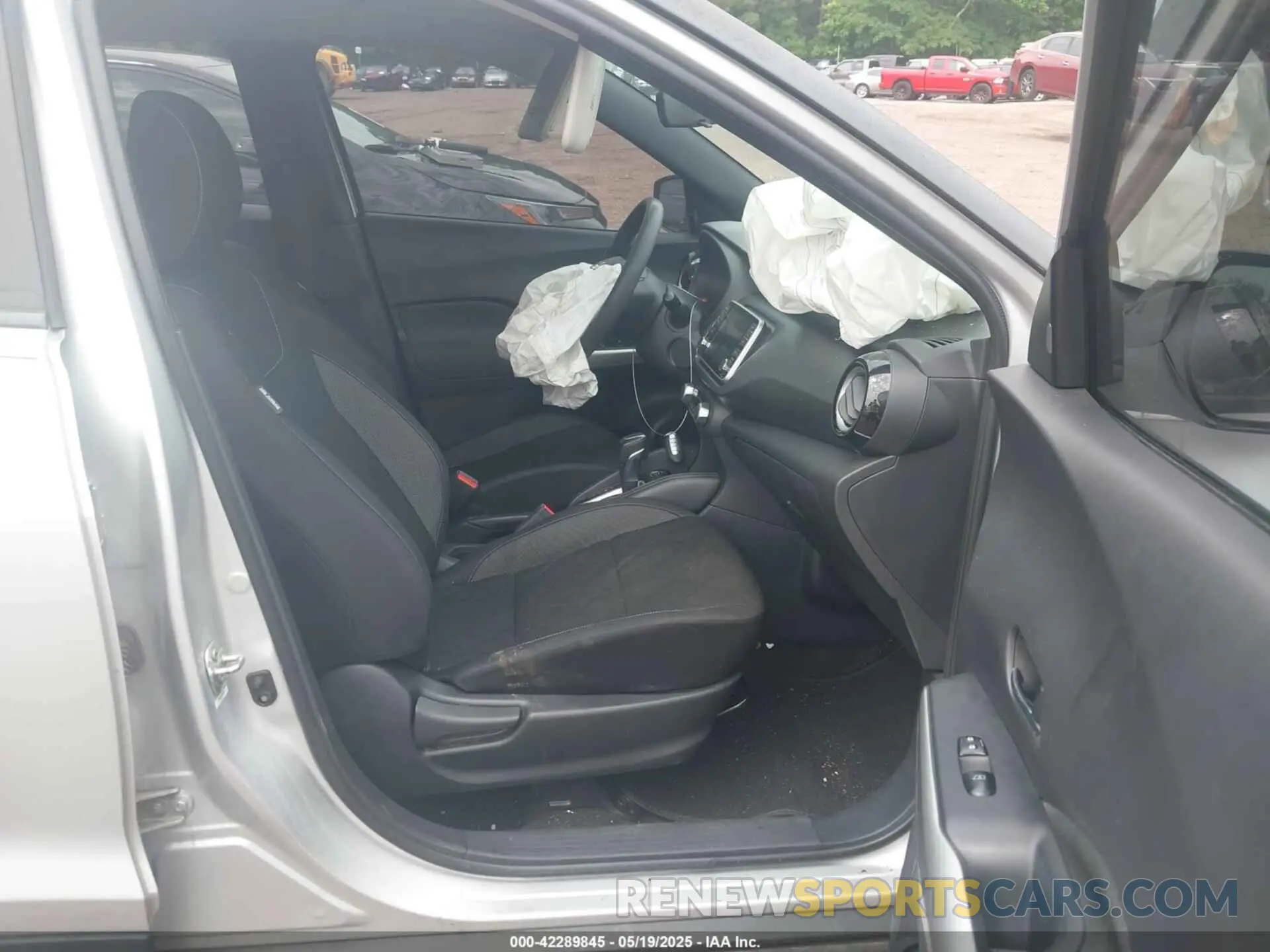 5 Photograph of a damaged car 3N1CP5CU7KL564886 NISSAN KICKS 2019