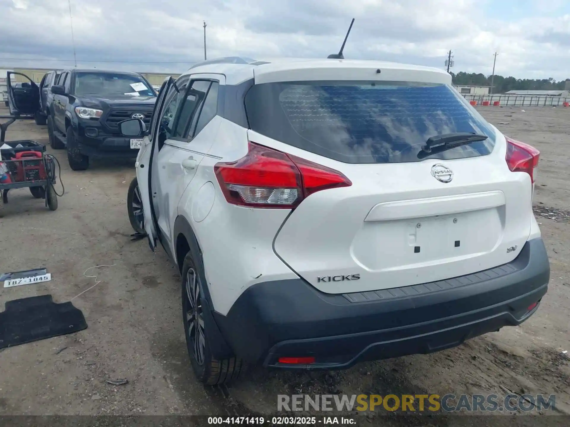 3 Photograph of a damaged car 3N1CP5CU8KL527958 NISSAN KICKS 2019