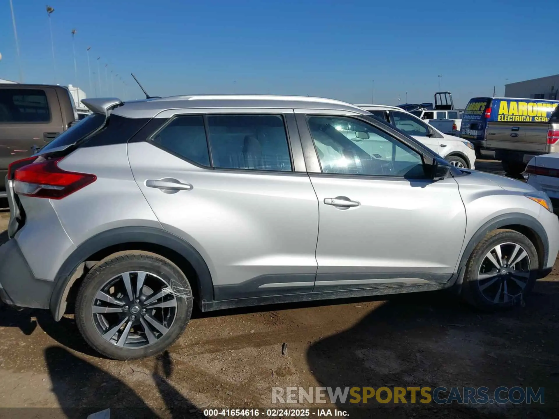 13 Photograph of a damaged car 3N1CP5CU8KL544677 NISSAN KICKS 2019
