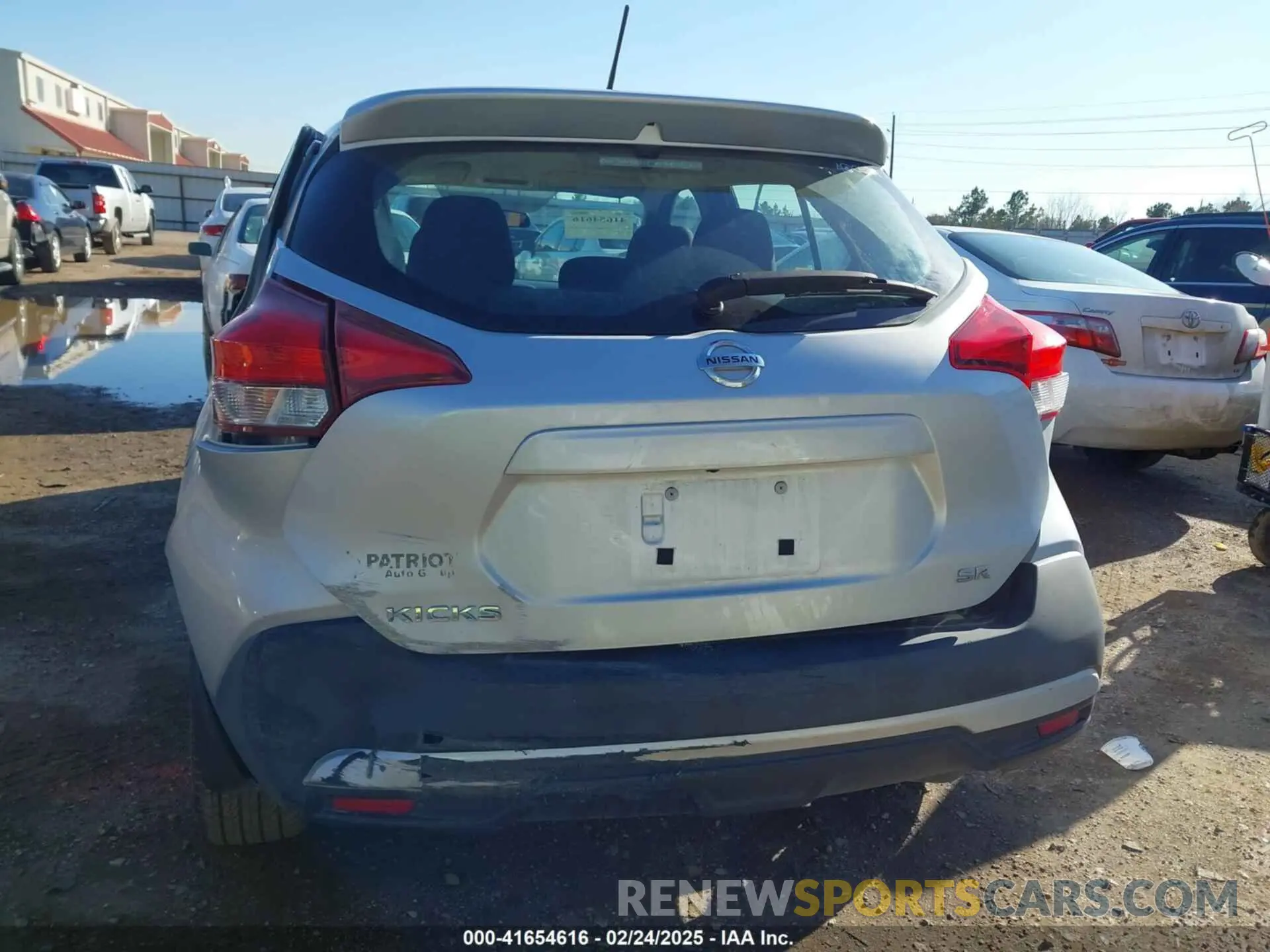 16 Photograph of a damaged car 3N1CP5CU8KL544677 NISSAN KICKS 2019