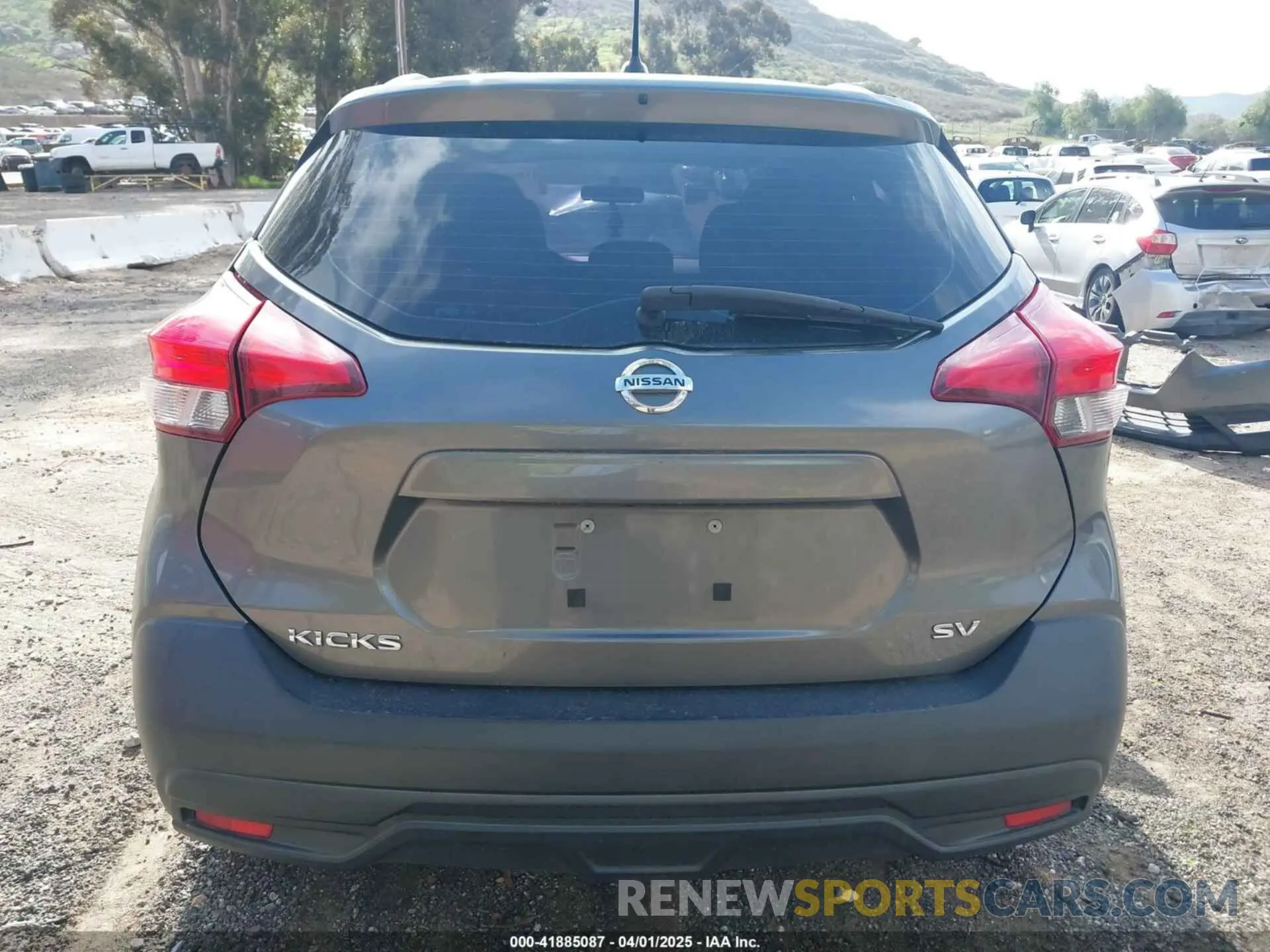 17 Photograph of a damaged car 3N1CP5CU9KL483310 NISSAN KICKS 2019