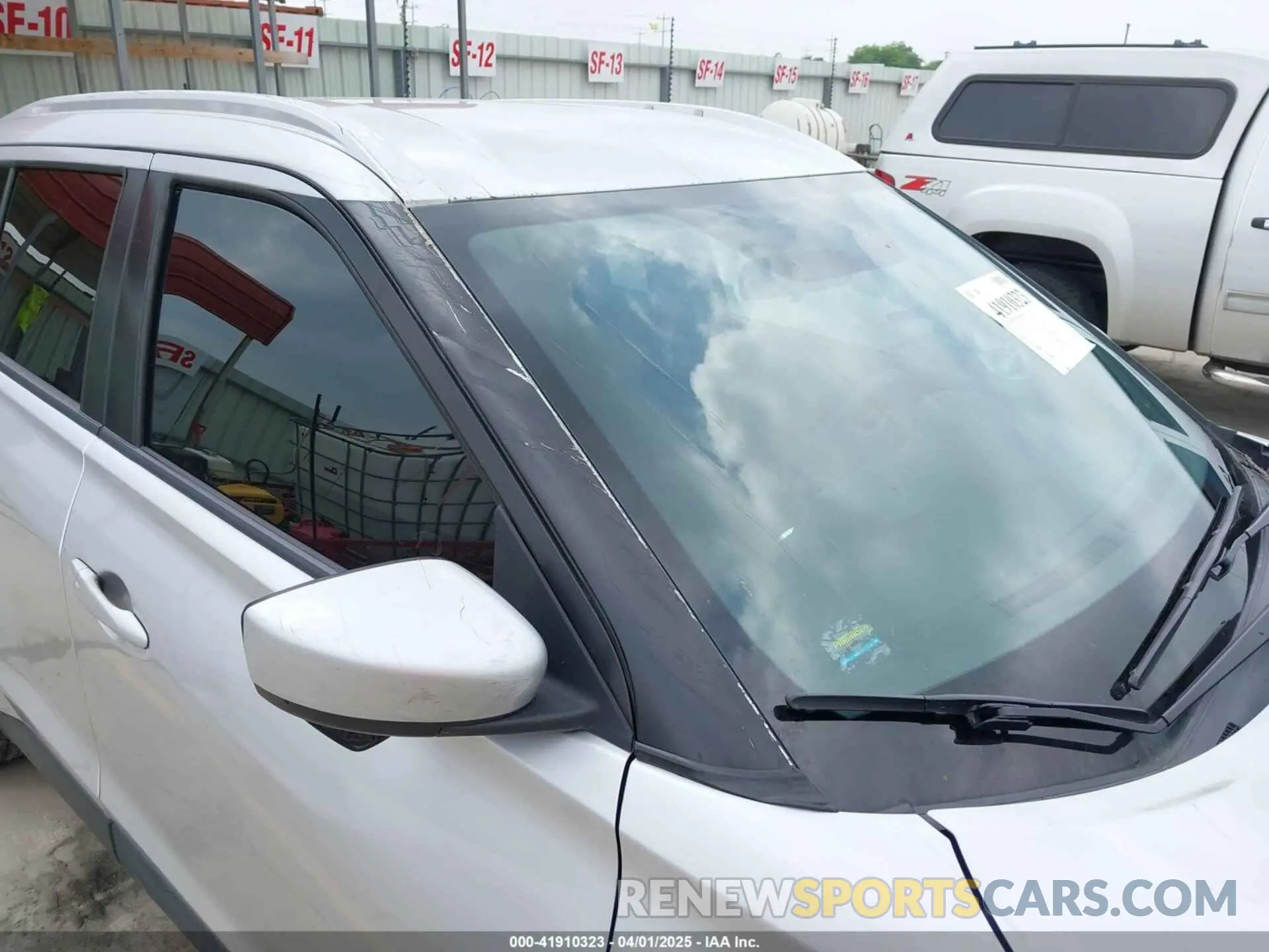 17 Photograph of a damaged car 3N1CP5CU9KL524812 NISSAN KICKS 2019