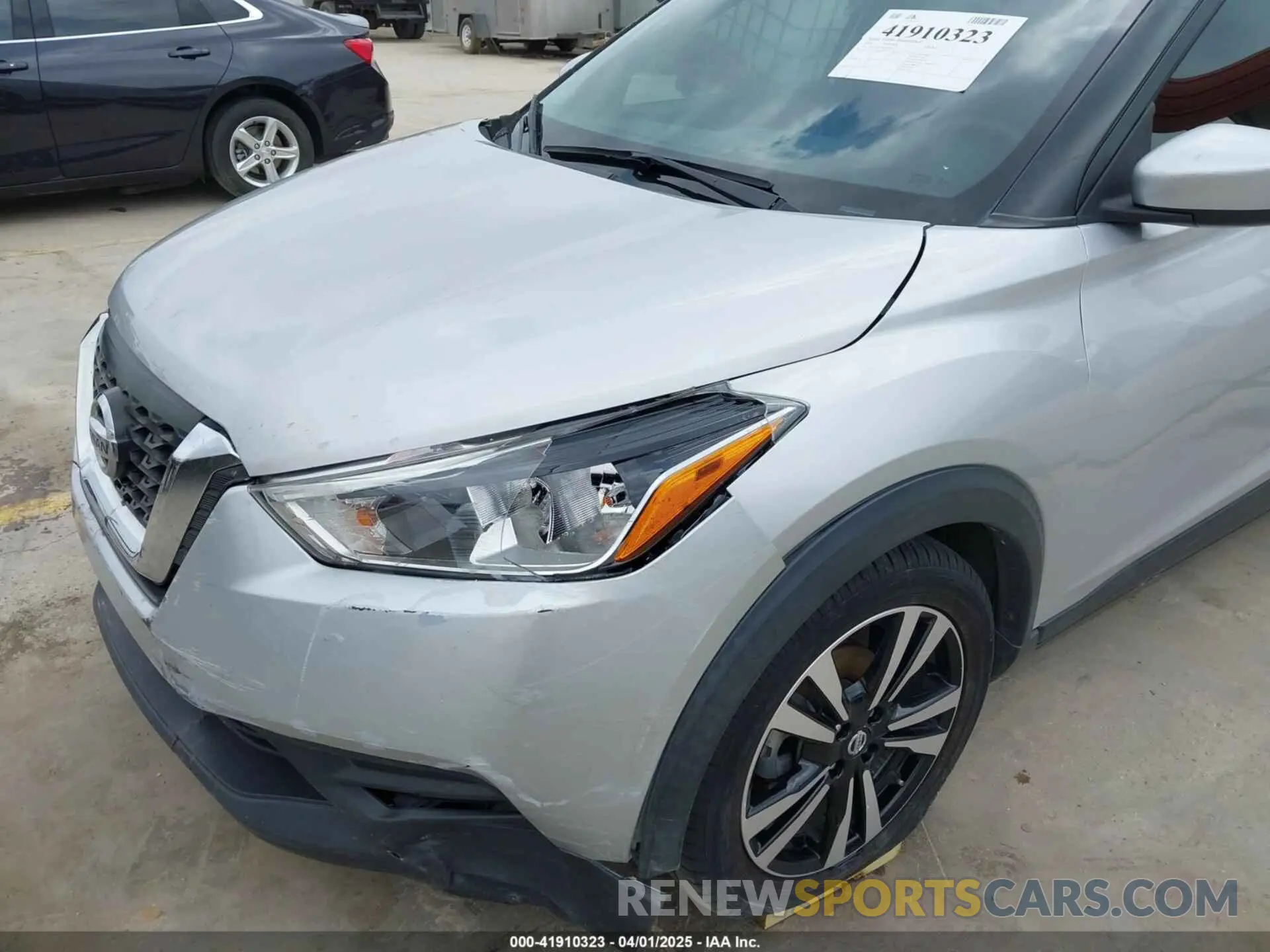 18 Photograph of a damaged car 3N1CP5CU9KL524812 NISSAN KICKS 2019