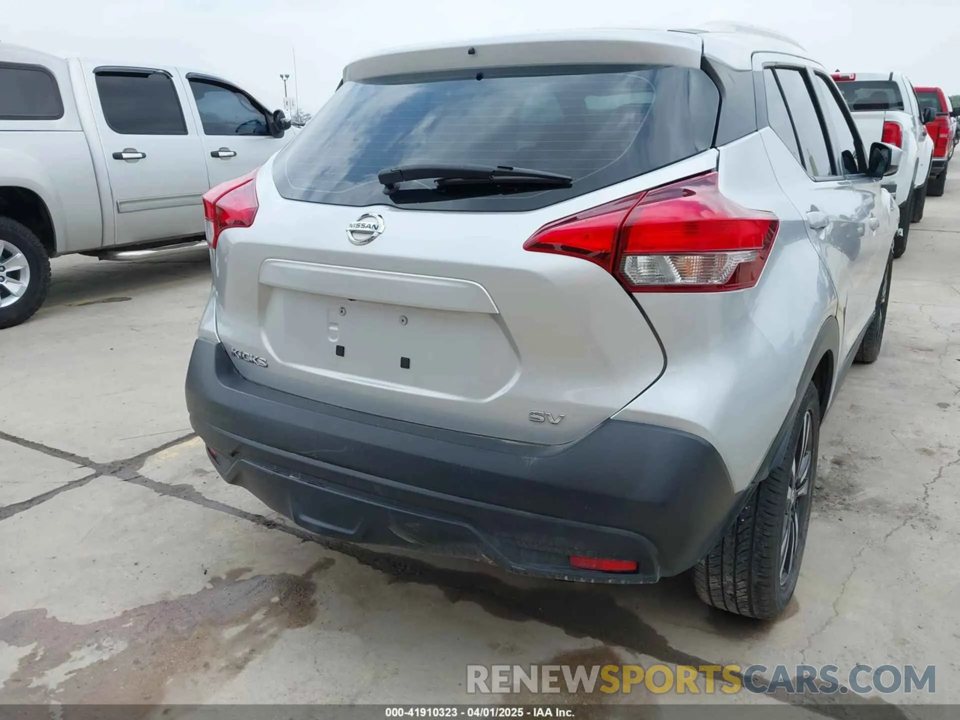 19 Photograph of a damaged car 3N1CP5CU9KL524812 NISSAN KICKS 2019
