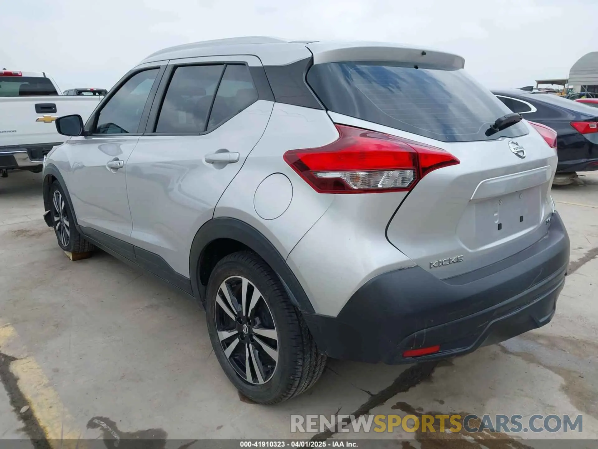 3 Photograph of a damaged car 3N1CP5CU9KL524812 NISSAN KICKS 2019