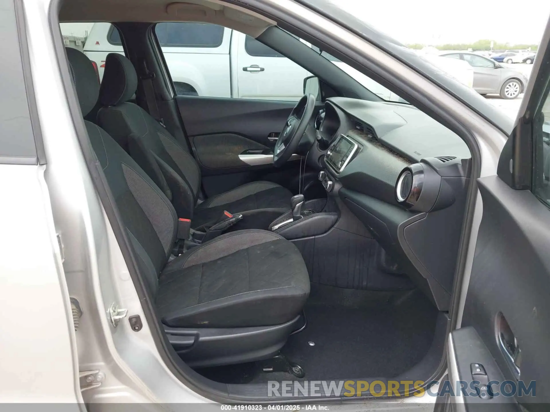 5 Photograph of a damaged car 3N1CP5CU9KL524812 NISSAN KICKS 2019