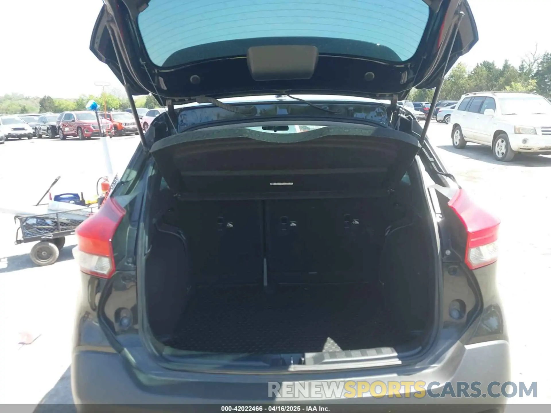 17 Photograph of a damaged car 3N1CP5CU9KL567806 NISSAN KICKS 2019