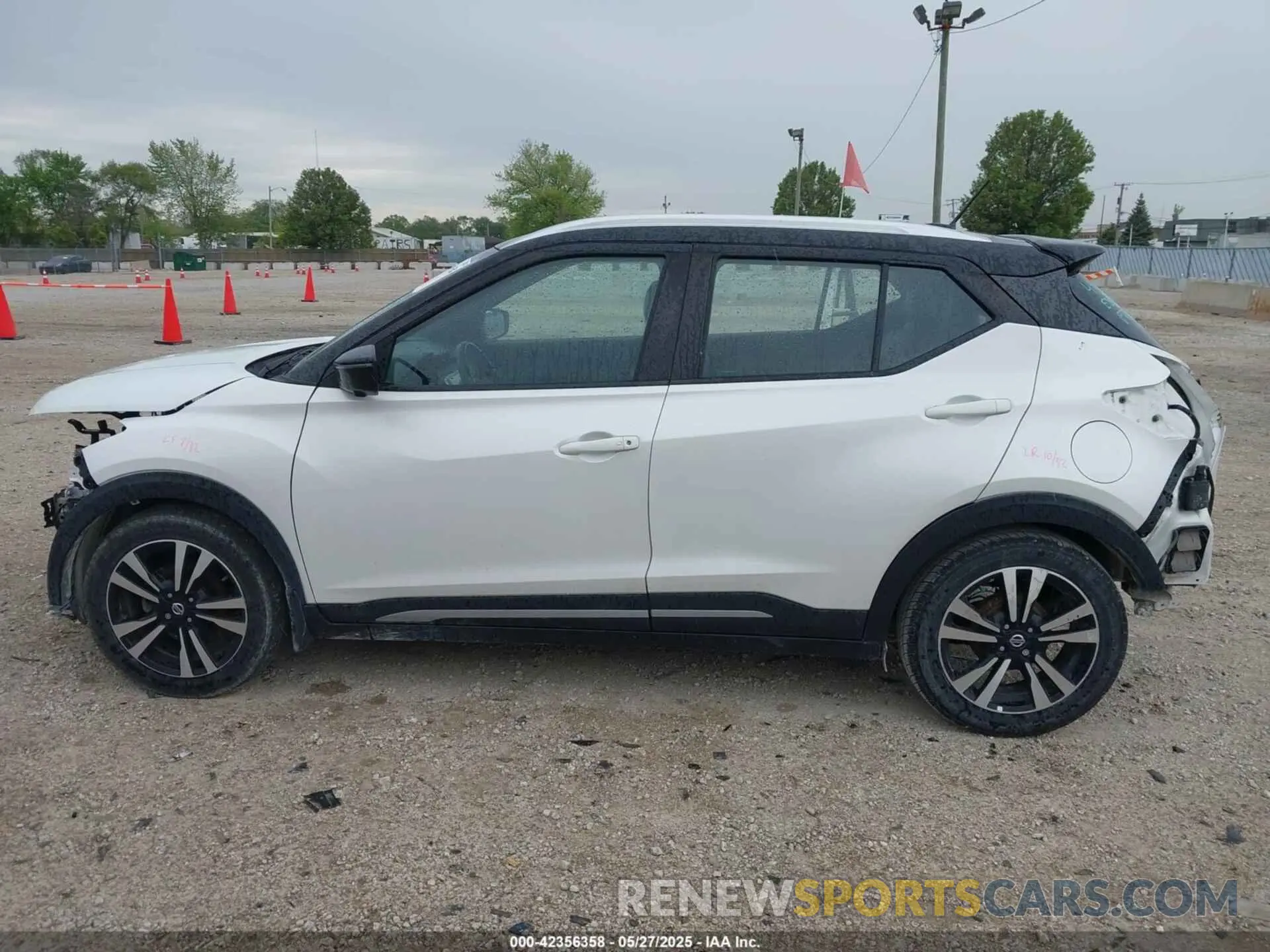 15 Photograph of a damaged car 3N1CP5CUXKL520378 NISSAN KICKS 2019