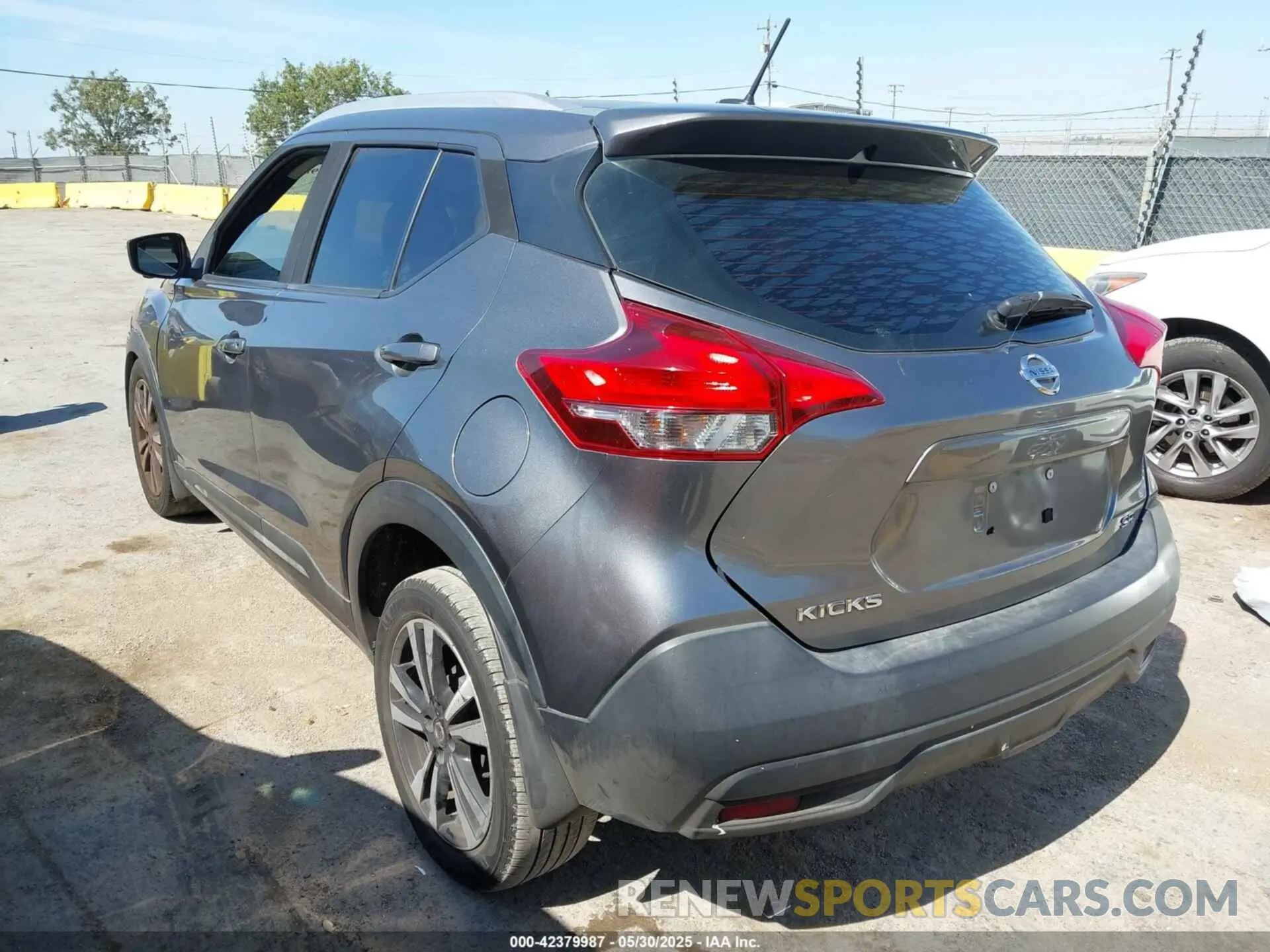 3 Photograph of a damaged car 3N1CP5CUXKL569256 NISSAN KICKS 2019