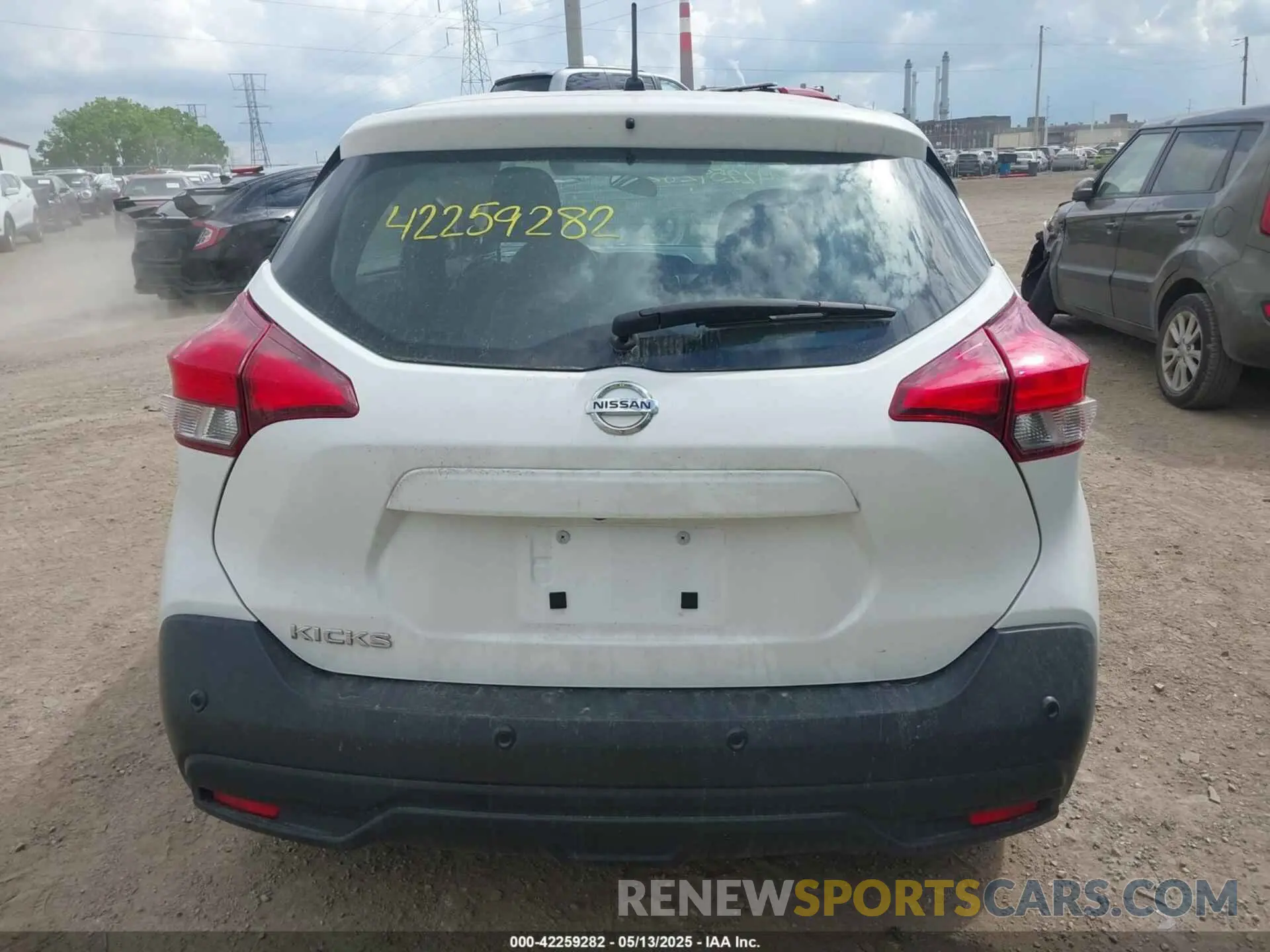 16 Photograph of a damaged car 3N1CP5BV2LL556609 NISSAN KICKS 2020
