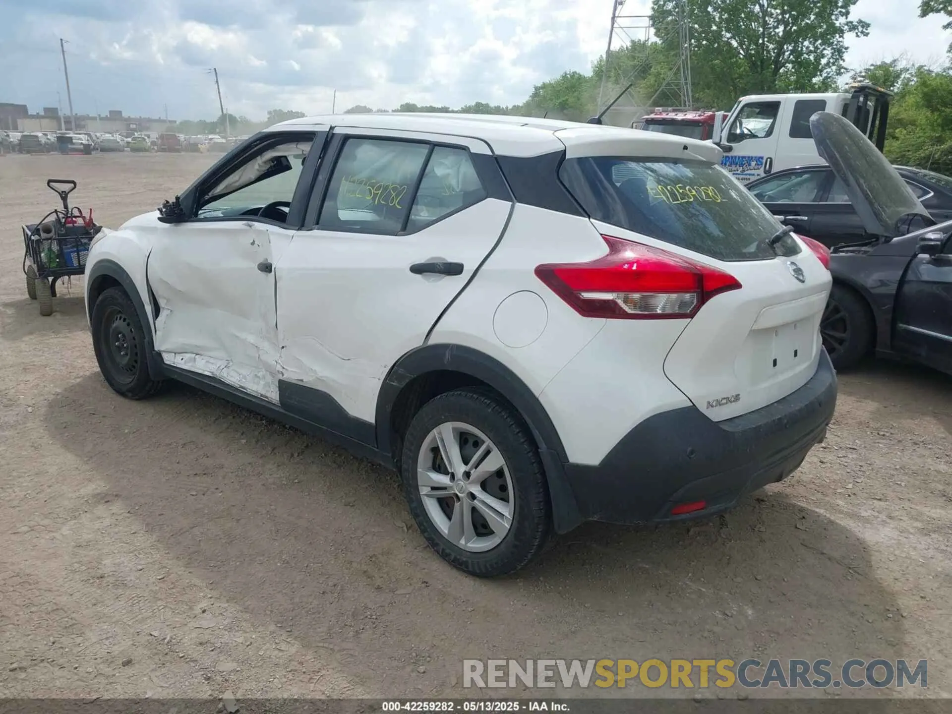 3 Photograph of a damaged car 3N1CP5BV2LL556609 NISSAN KICKS 2020