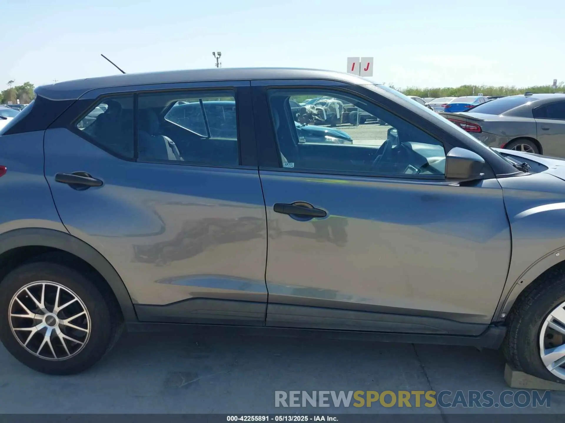 14 Photograph of a damaged car 3N1CP5BV4LL512403 NISSAN KICKS 2020