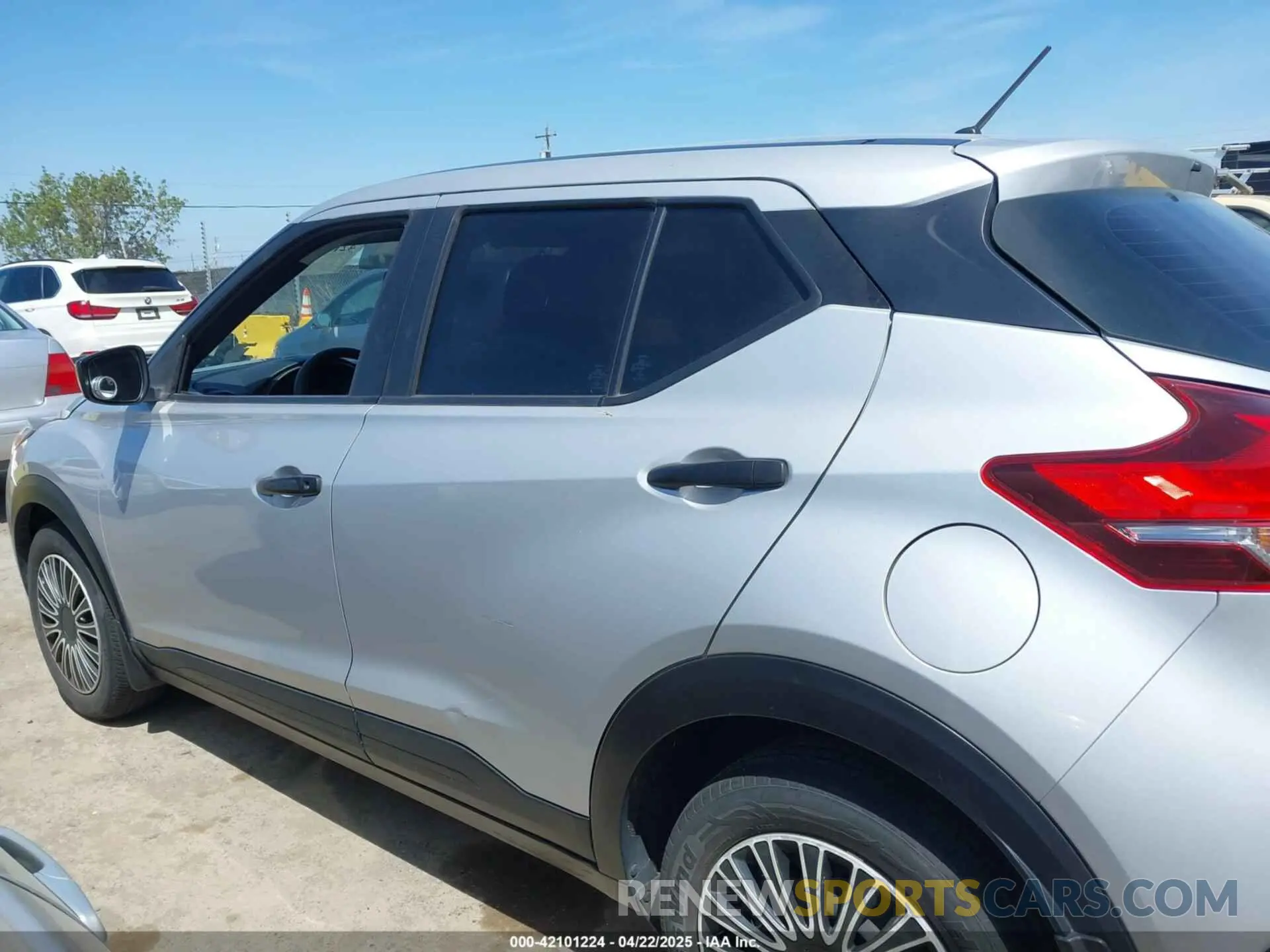 14 Photograph of a damaged car 3N1CP5BV6LL575146 NISSAN KICKS 2020