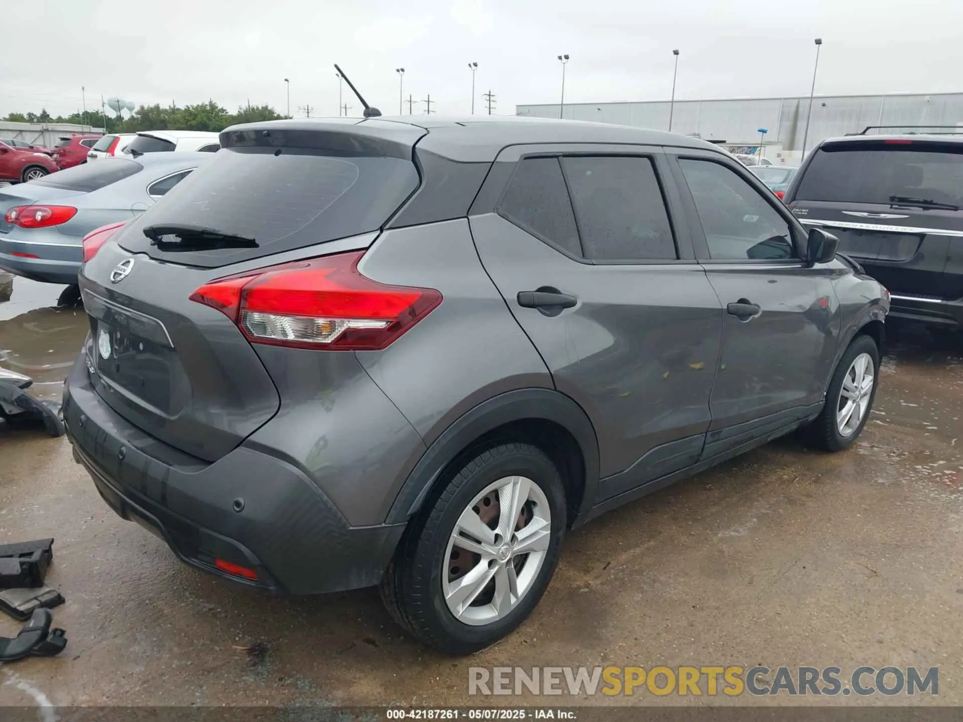 4 Photograph of a damaged car 3N1CP5BV7LL517093 NISSAN KICKS 2020