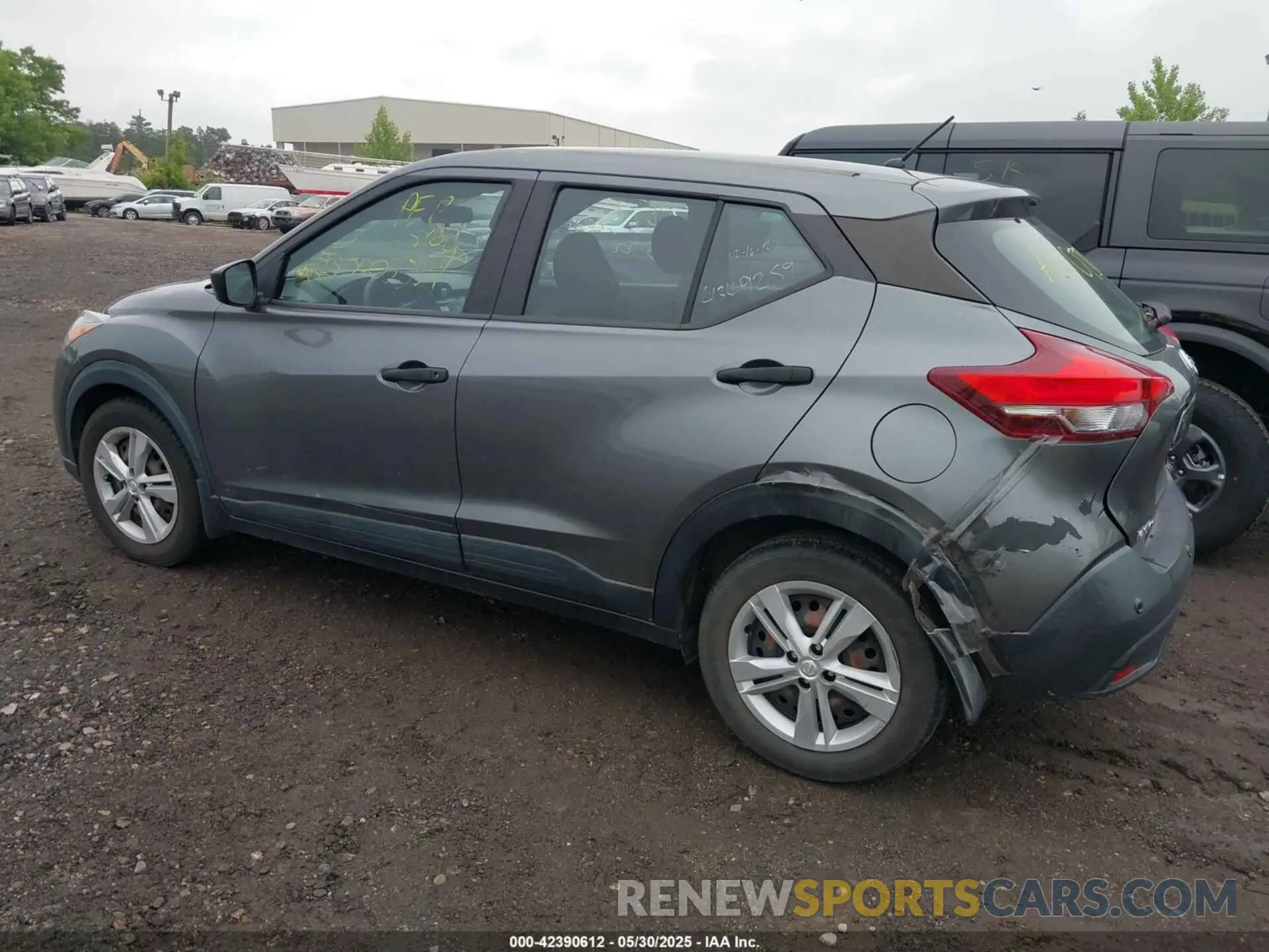 3 Photograph of a damaged car 3N1CP5BV8LL527437 NISSAN KICKS 2020