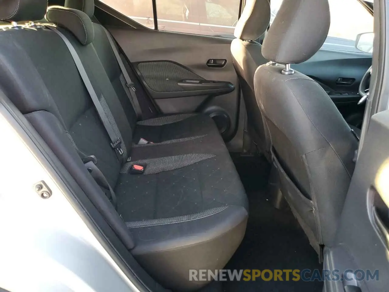 10 Photograph of a damaged car 3N1CP5BV8LL532606 NISSAN KICKS 2020