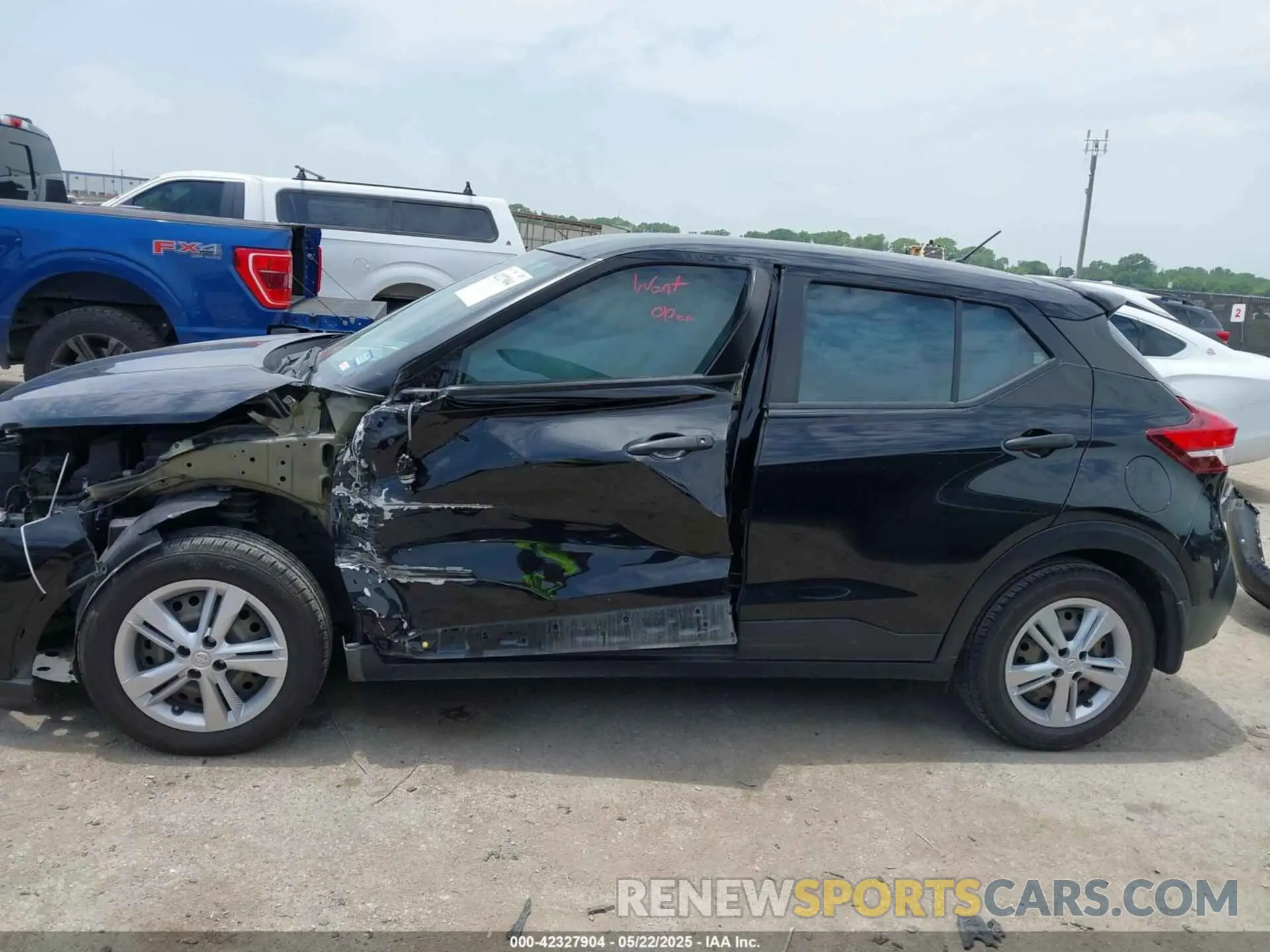 14 Photograph of a damaged car 3N1CP5BV8LL551043 NISSAN KICKS 2020