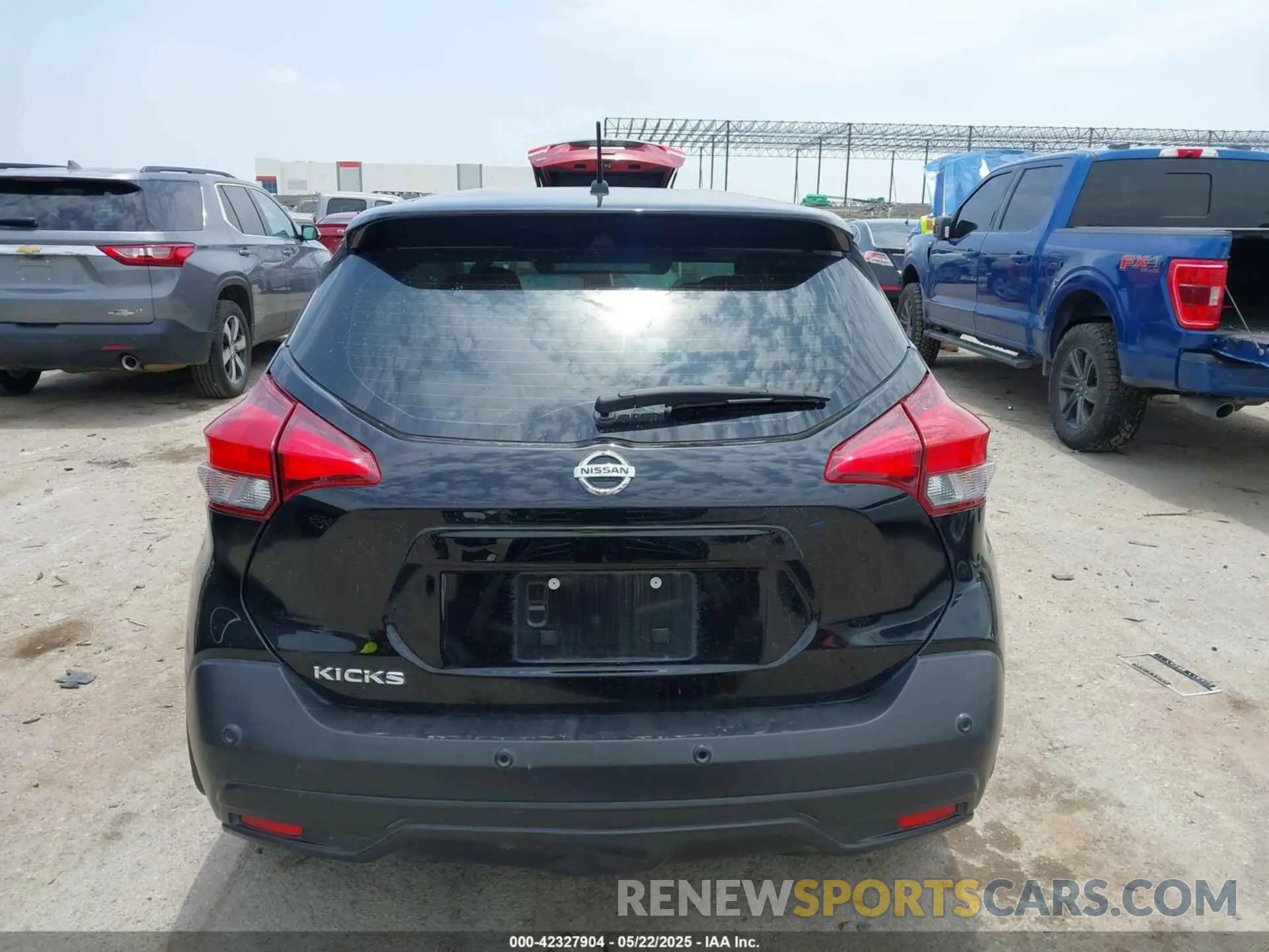 16 Photograph of a damaged car 3N1CP5BV8LL551043 NISSAN KICKS 2020