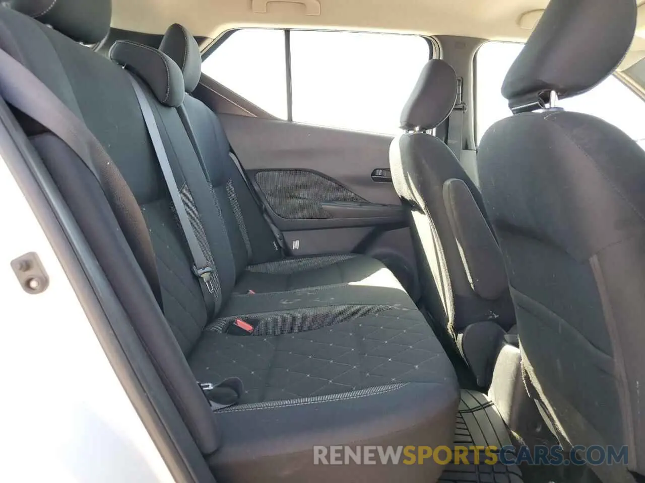 11 Photograph of a damaged car 3N1CP5BV8LL574144 NISSAN KICKS 2020