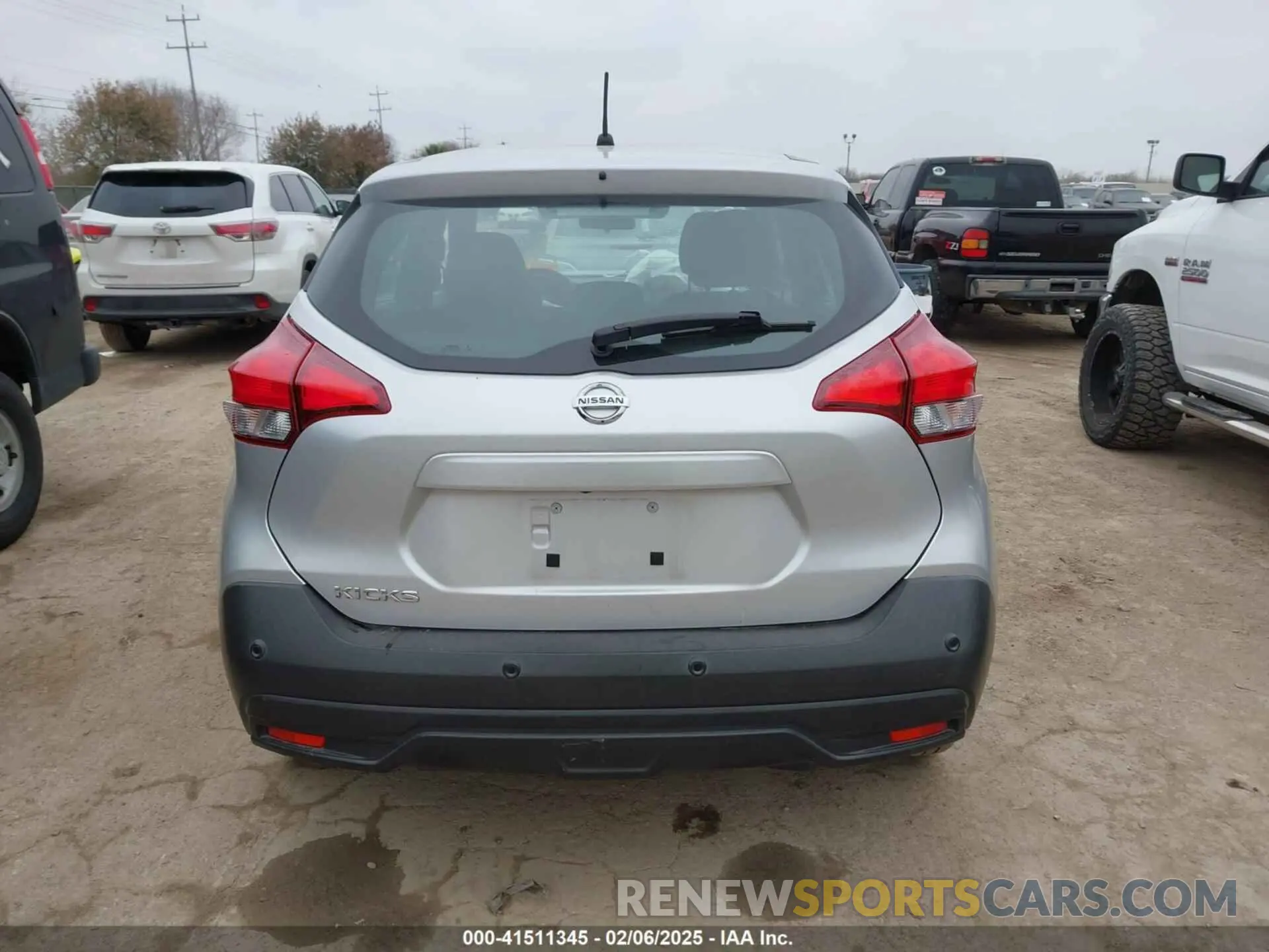 17 Photograph of a damaged car 3N1CP5BV9LL510467 NISSAN KICKS 2020