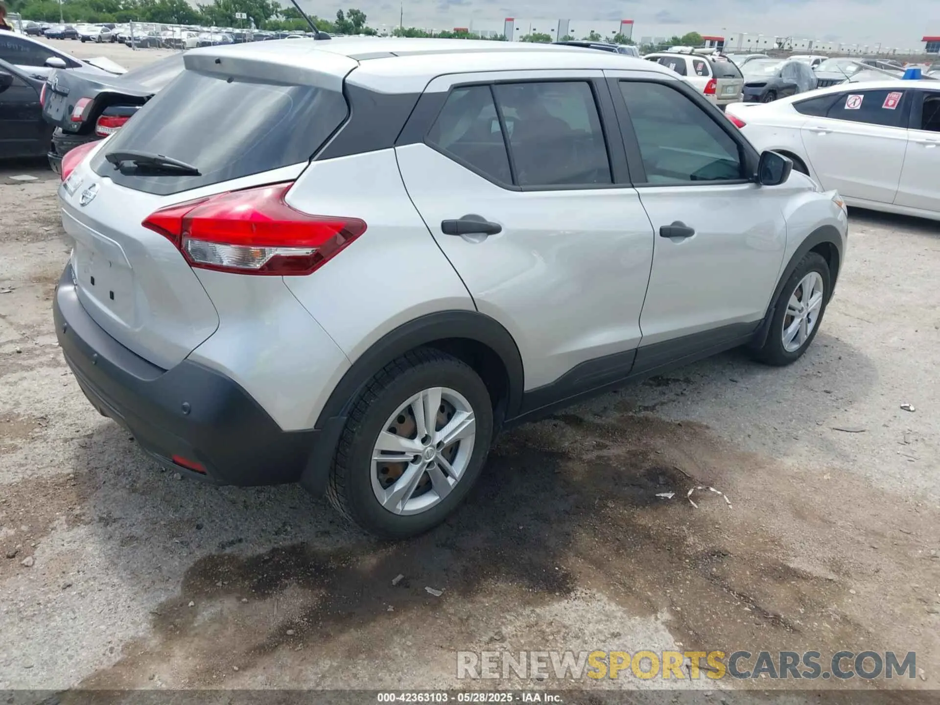 4 Photograph of a damaged car 3N1CP5BV9LL570328 NISSAN KICKS 2020