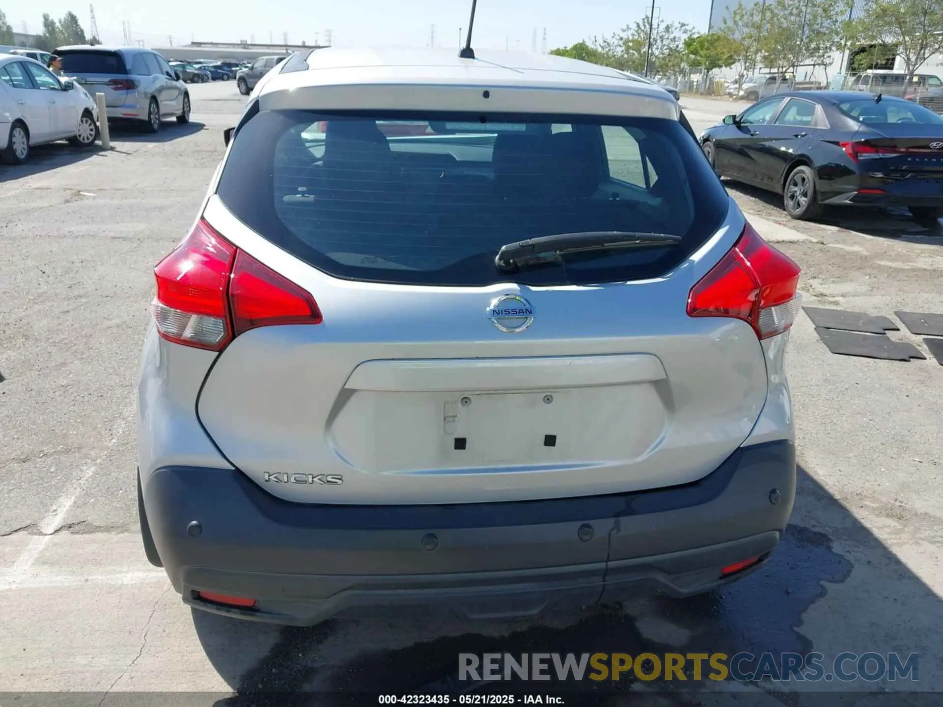 17 Photograph of a damaged car 3N1CP5BVXLL510039 NISSAN KICKS 2020