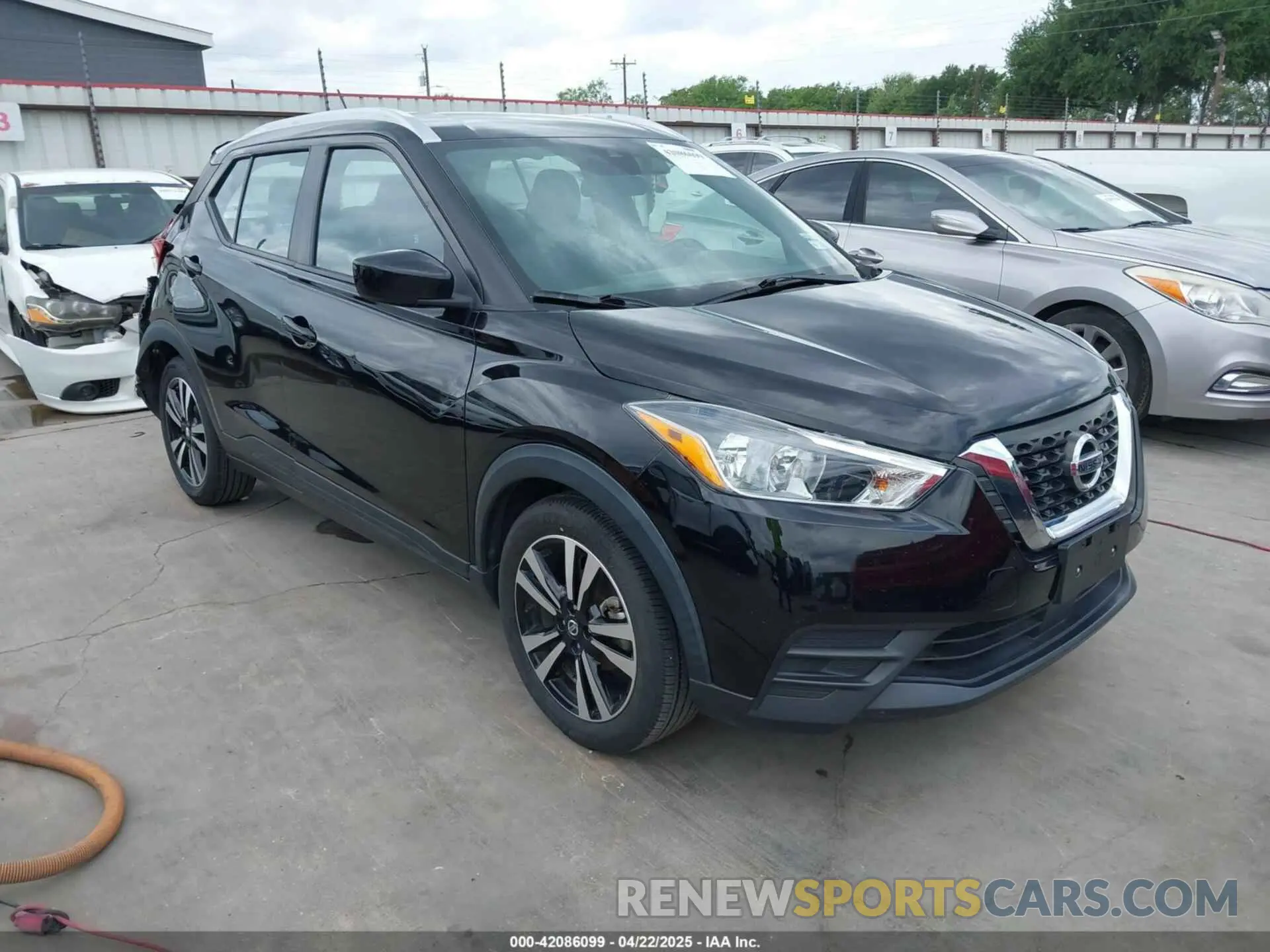 1 Photograph of a damaged car 3N1CP5CV0LL518956 NISSAN KICKS 2020