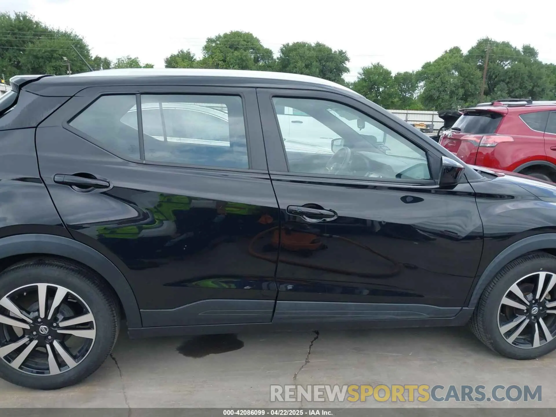14 Photograph of a damaged car 3N1CP5CV0LL518956 NISSAN KICKS 2020