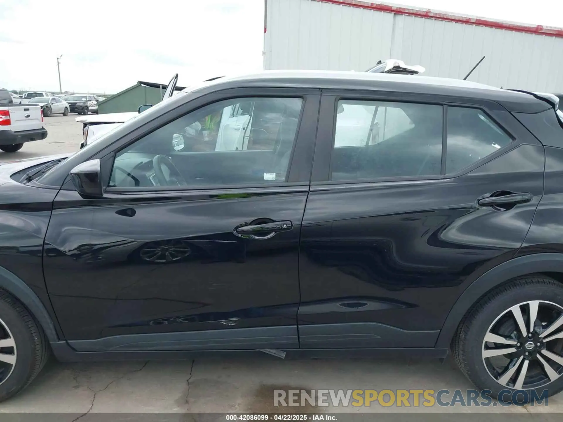 15 Photograph of a damaged car 3N1CP5CV0LL518956 NISSAN KICKS 2020
