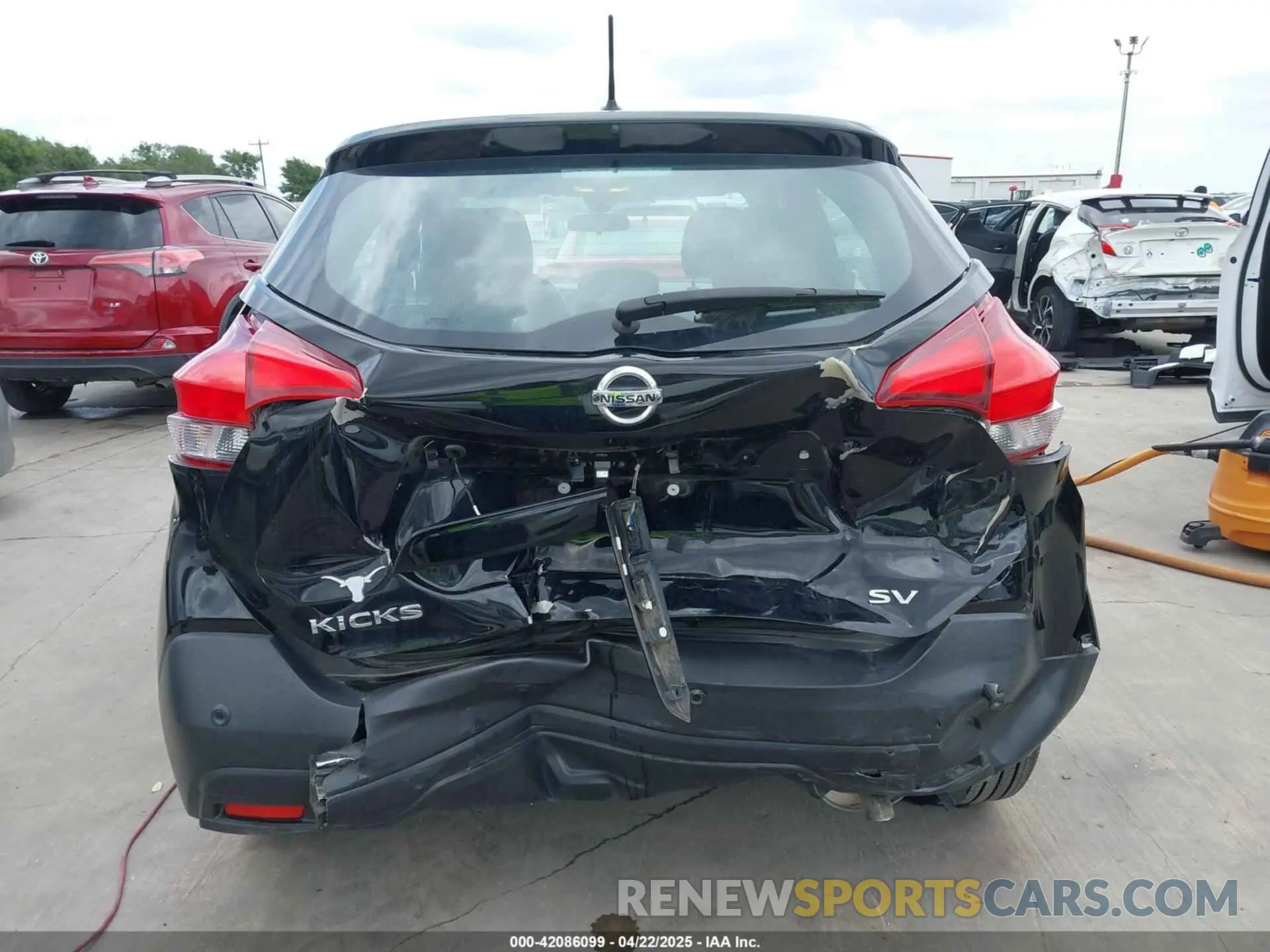 17 Photograph of a damaged car 3N1CP5CV0LL518956 NISSAN KICKS 2020