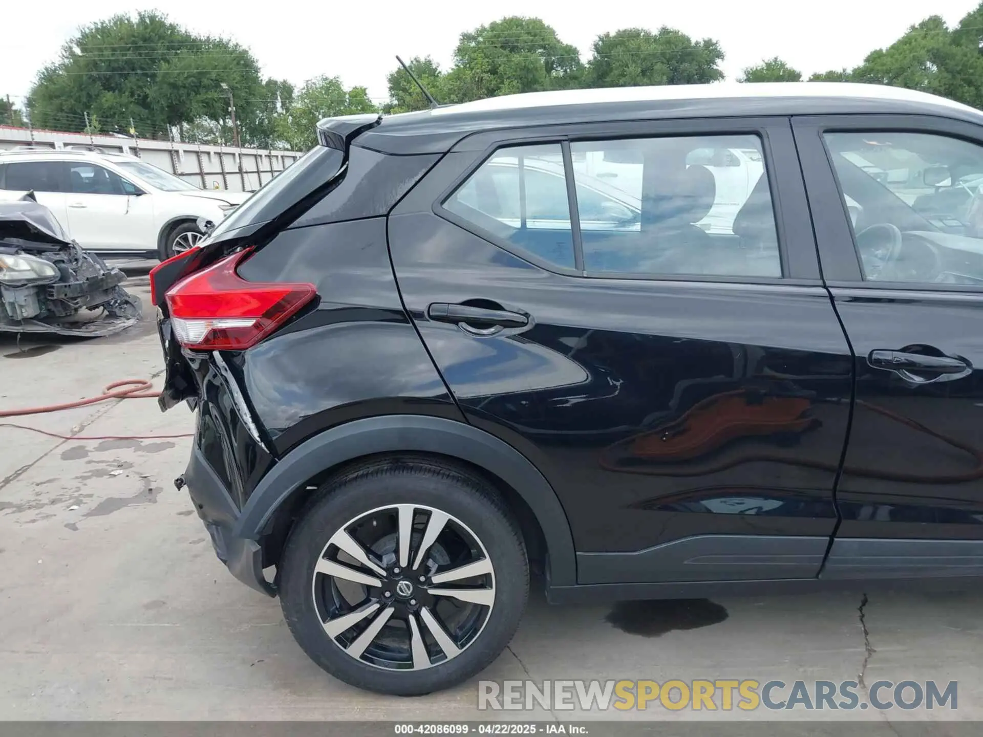 18 Photograph of a damaged car 3N1CP5CV0LL518956 NISSAN KICKS 2020