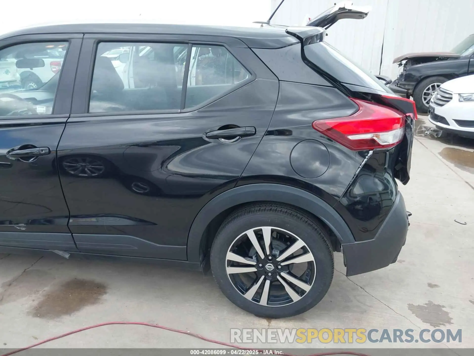 19 Photograph of a damaged car 3N1CP5CV0LL518956 NISSAN KICKS 2020