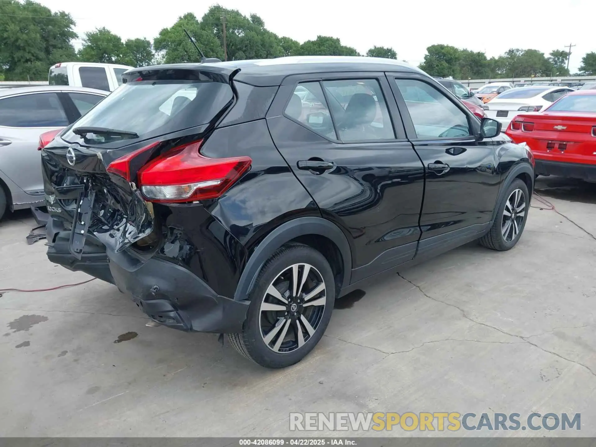 4 Photograph of a damaged car 3N1CP5CV0LL518956 NISSAN KICKS 2020