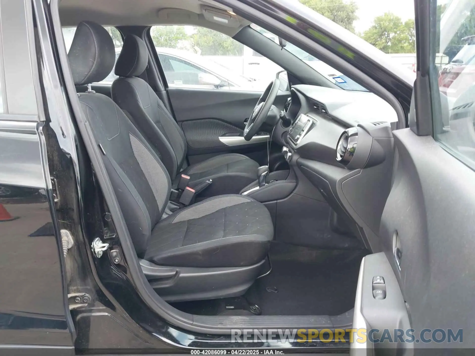 5 Photograph of a damaged car 3N1CP5CV0LL518956 NISSAN KICKS 2020