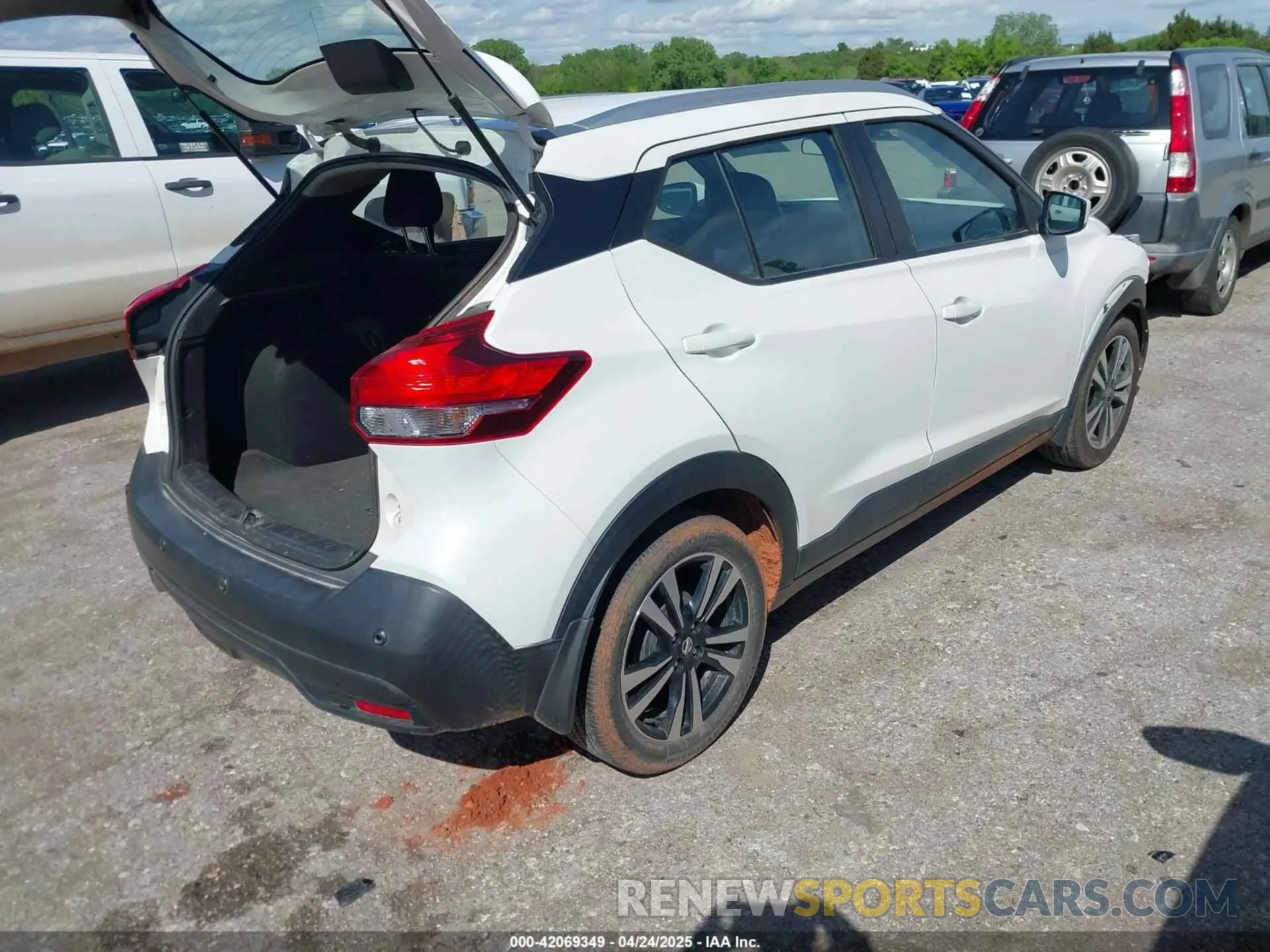 4 Photograph of a damaged car 3N1CP5CV0LL548202 NISSAN KICKS 2020
