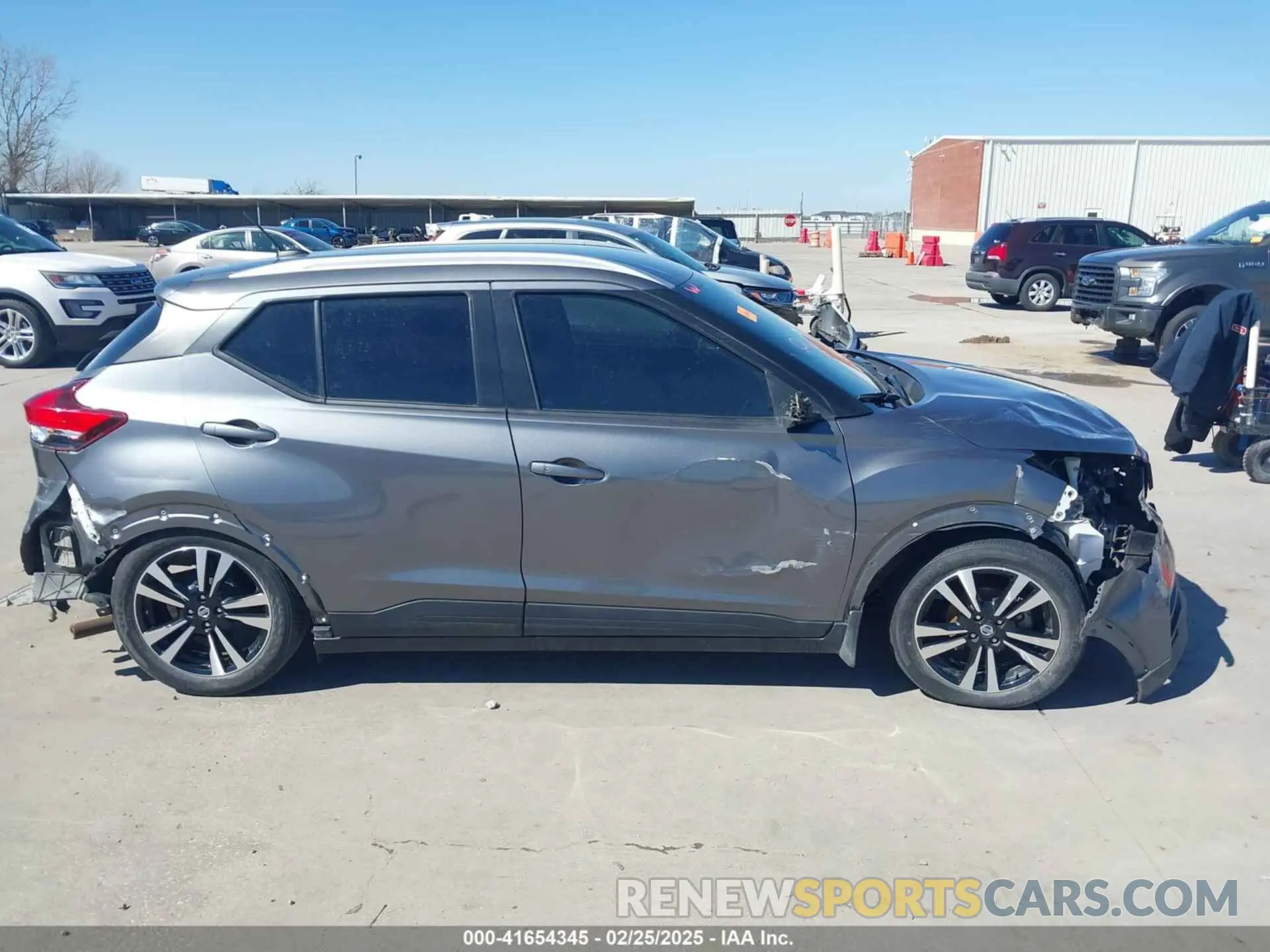 14 Photograph of a damaged car 3N1CP5CV0LL550449 NISSAN KICKS 2020