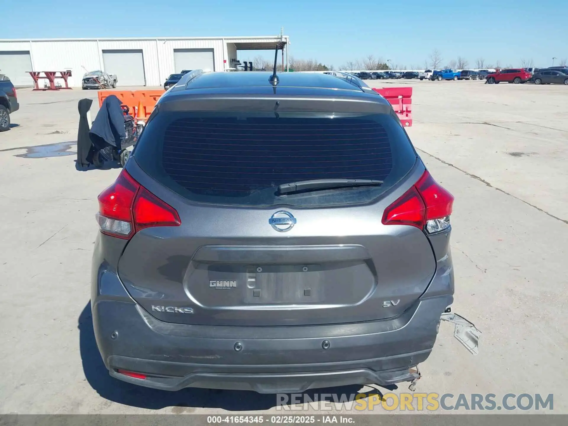 17 Photograph of a damaged car 3N1CP5CV0LL550449 NISSAN KICKS 2020
