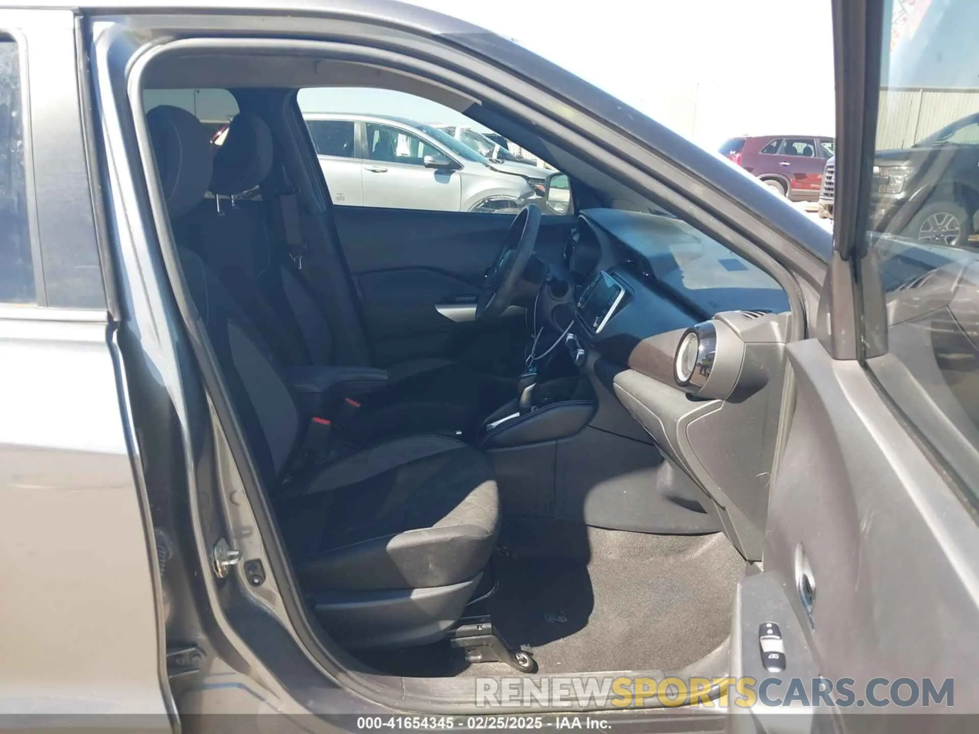 5 Photograph of a damaged car 3N1CP5CV0LL550449 NISSAN KICKS 2020