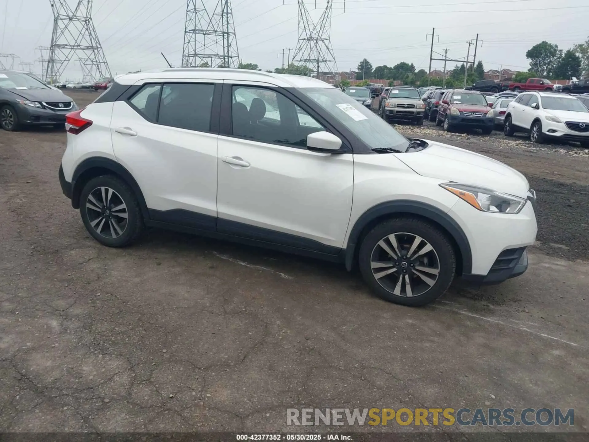 1 Photograph of a damaged car 3N1CP5CV0LL556932 NISSAN KICKS 2020