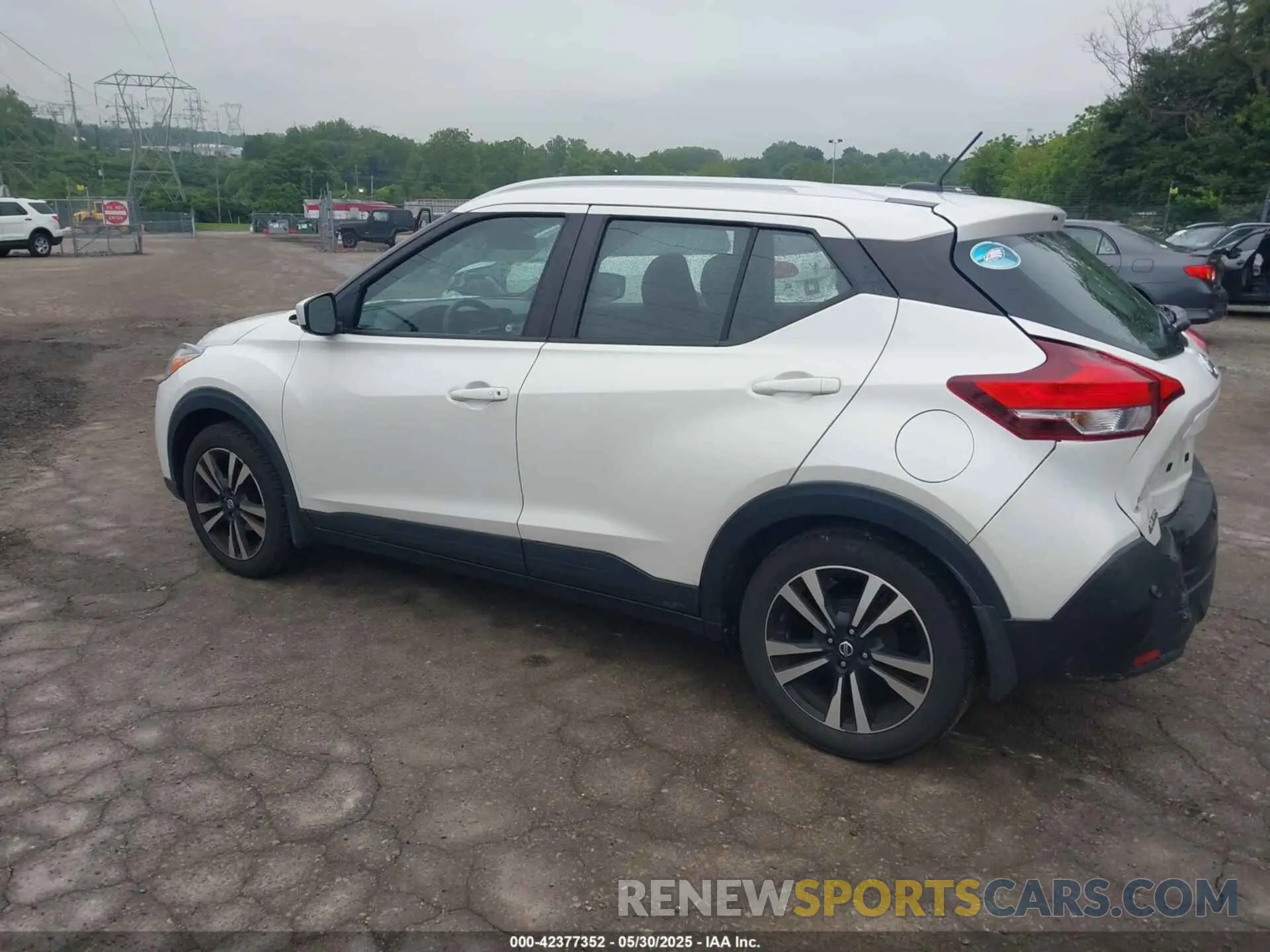 3 Photograph of a damaged car 3N1CP5CV0LL556932 NISSAN KICKS 2020
