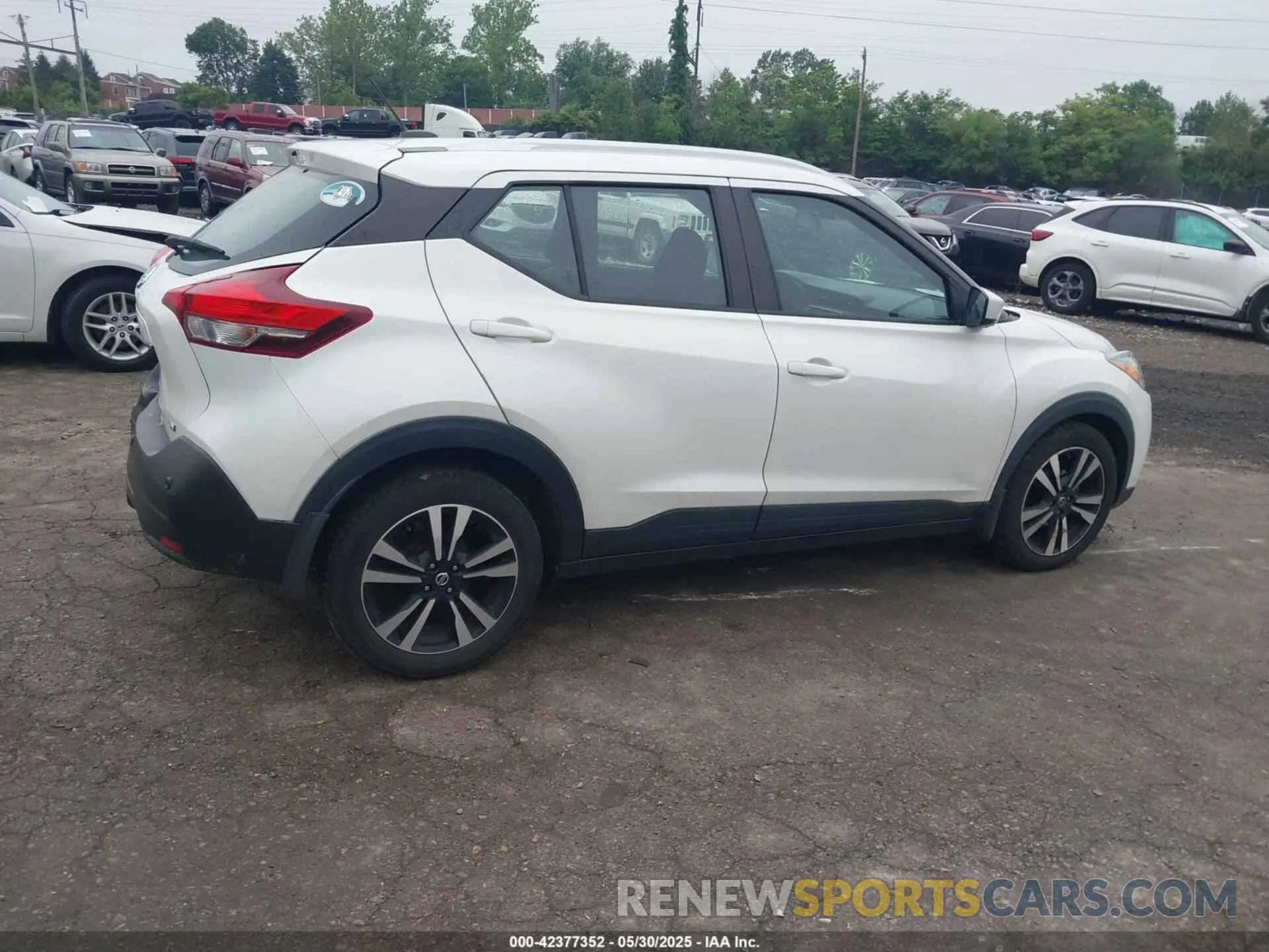 4 Photograph of a damaged car 3N1CP5CV0LL556932 NISSAN KICKS 2020