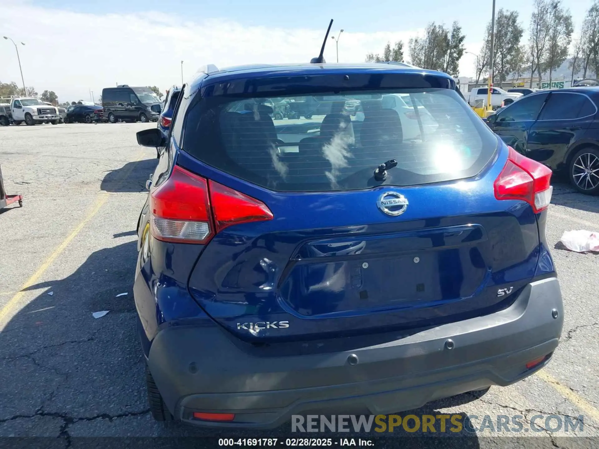 17 Photograph of a damaged car 3N1CP5CV1LL501082 NISSAN KICKS 2020