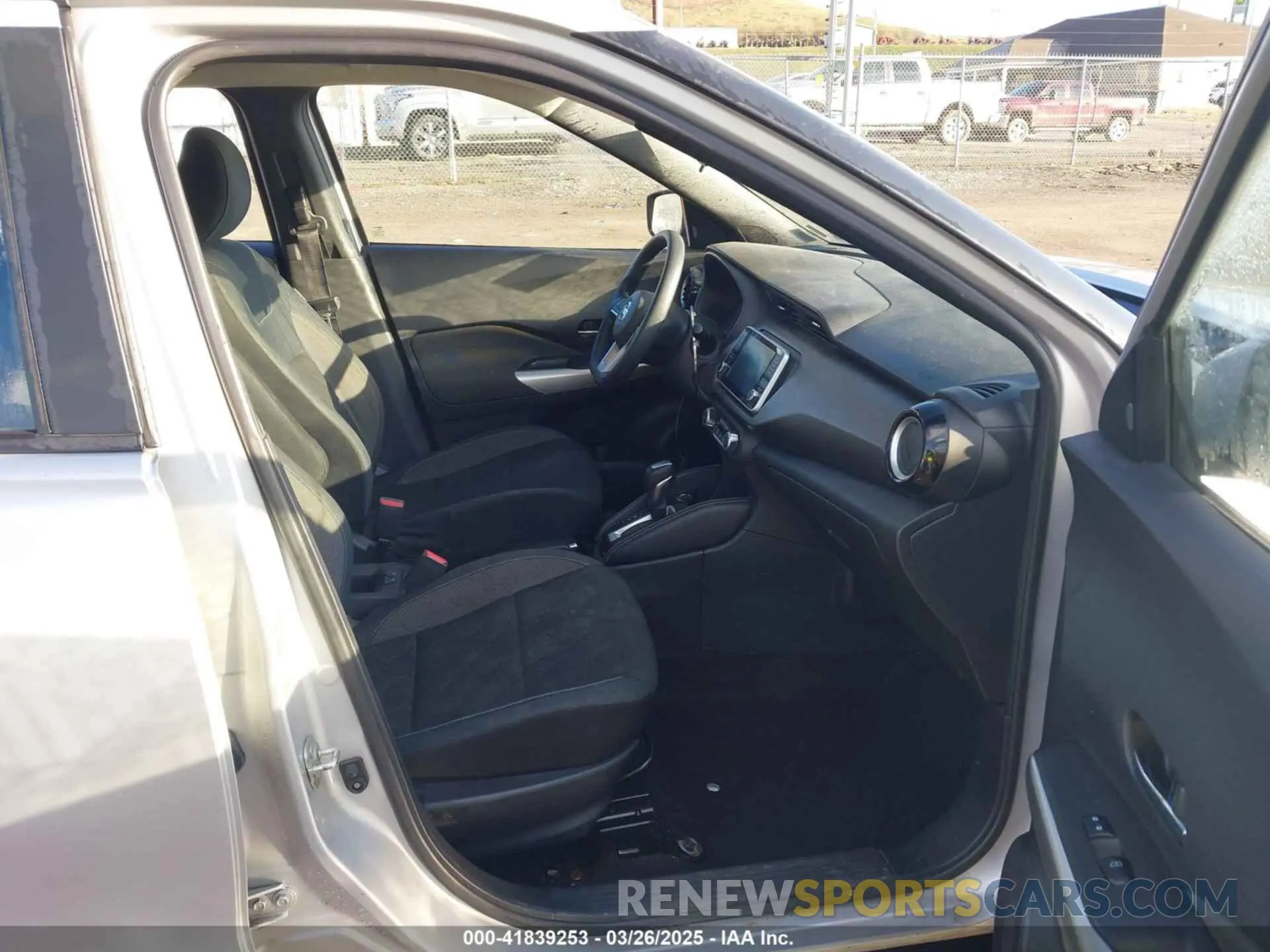 5 Photograph of a damaged car 3N1CP5CV1LL504449 NISSAN KICKS 2020